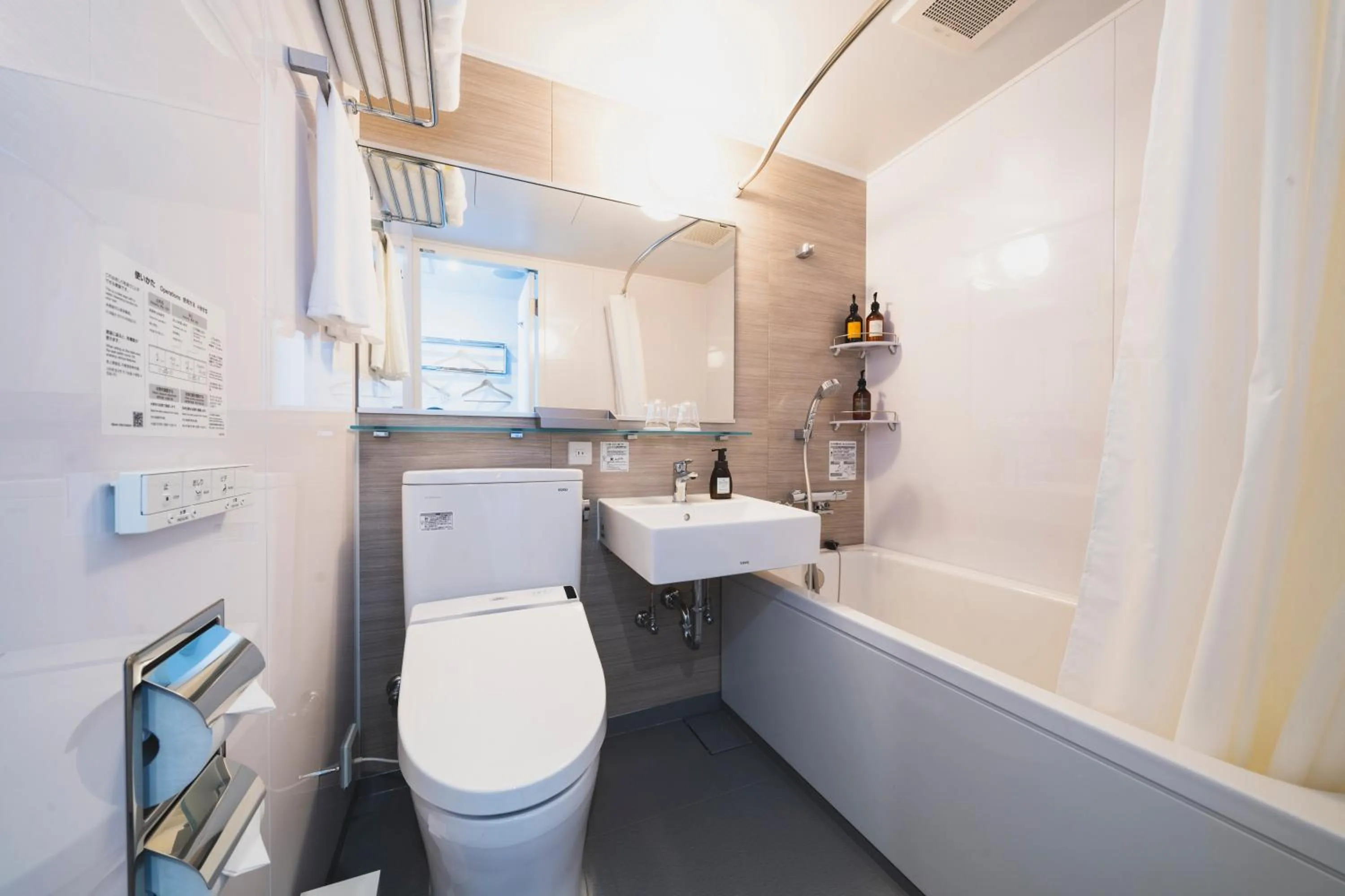 Bathroom in Rembrandt Style Naha