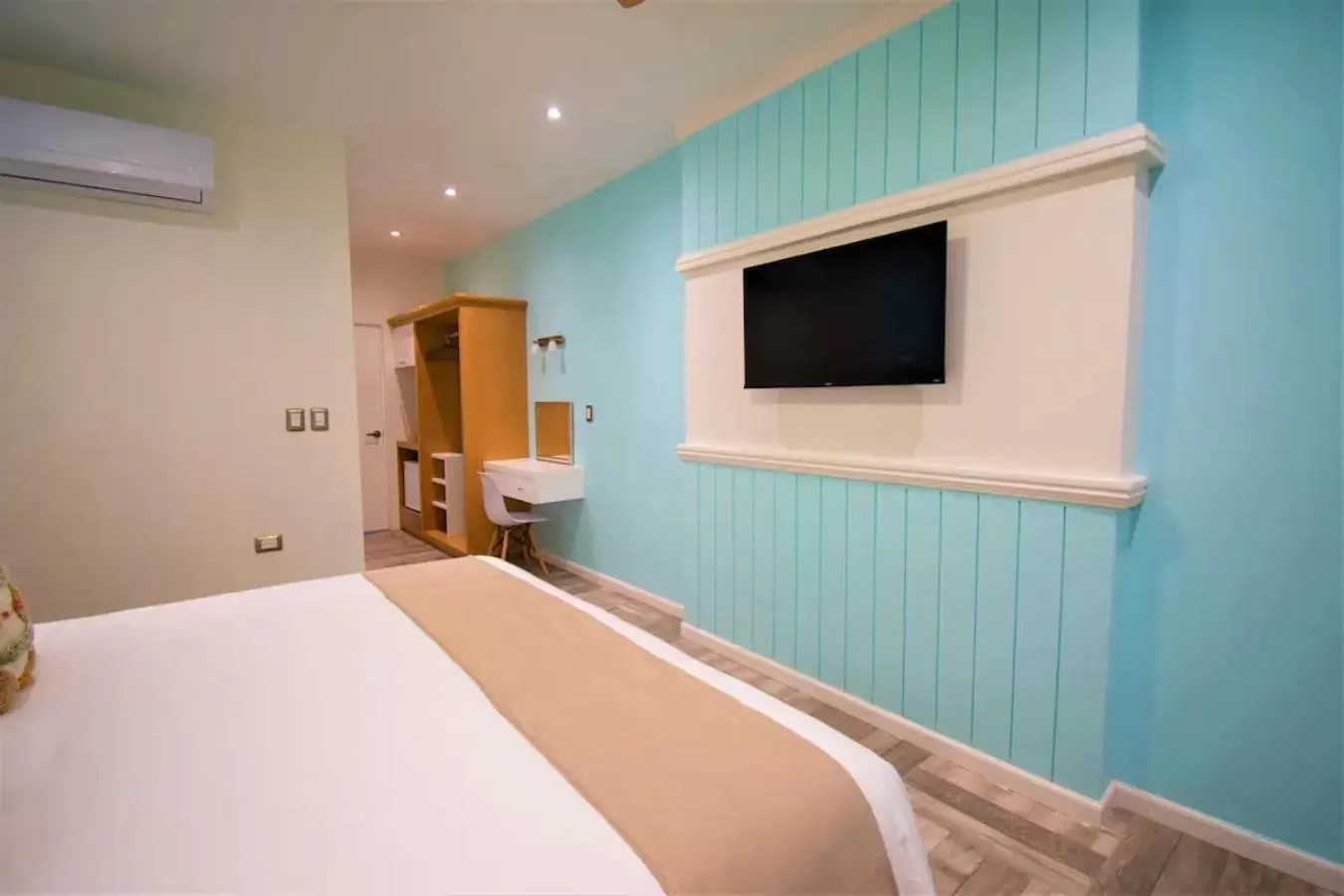 Bed, TV/Entertainment Center in Ocean Suites Bartolome