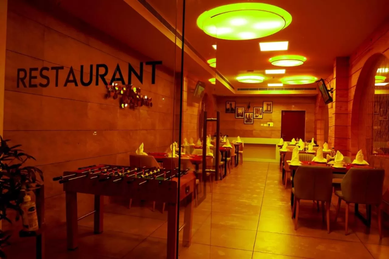 Restaurant/places to eat in Hotel New York Square