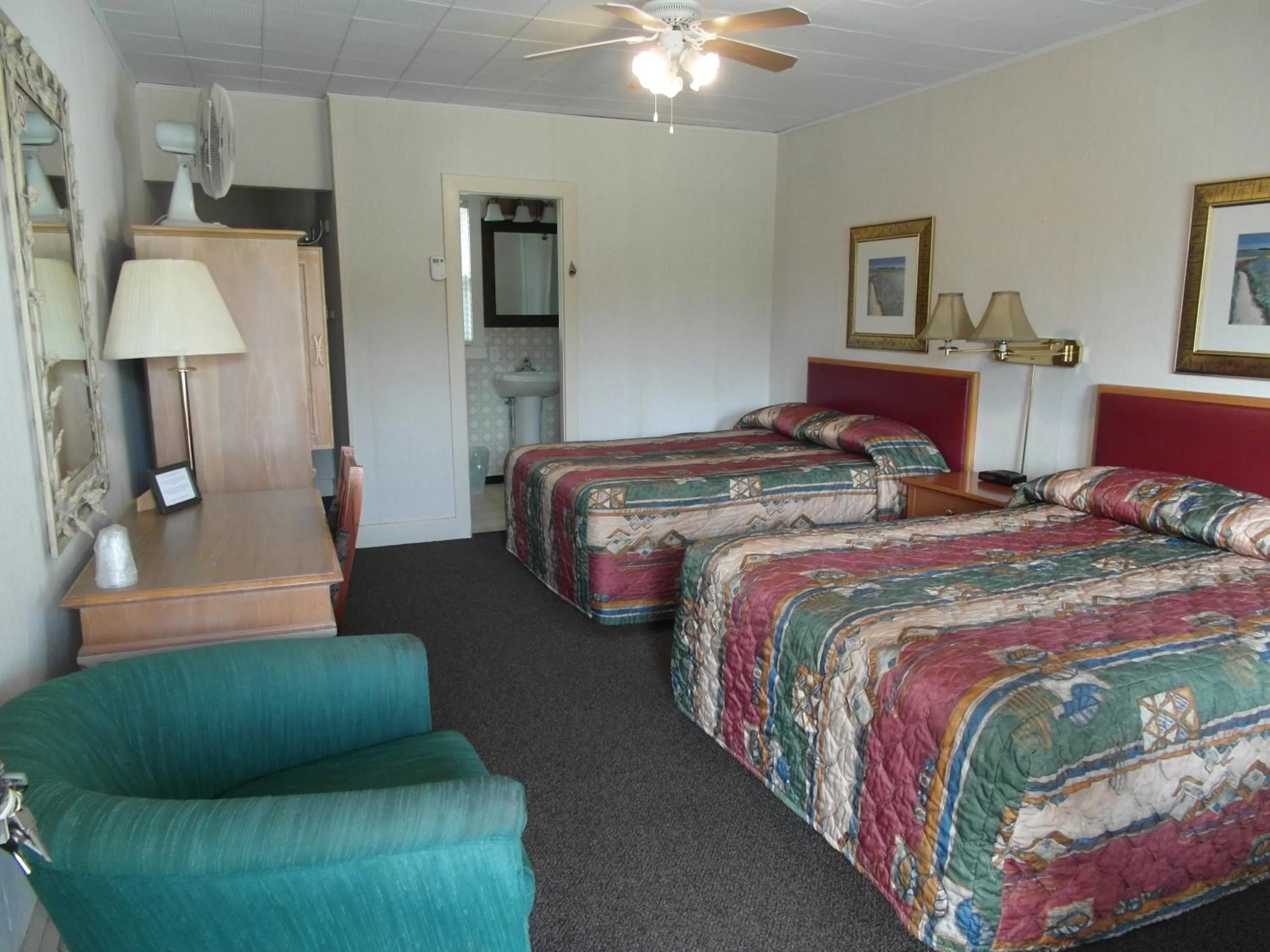 Photo of the whole room, Bed in The Lionstone Inn Motel and Cottages