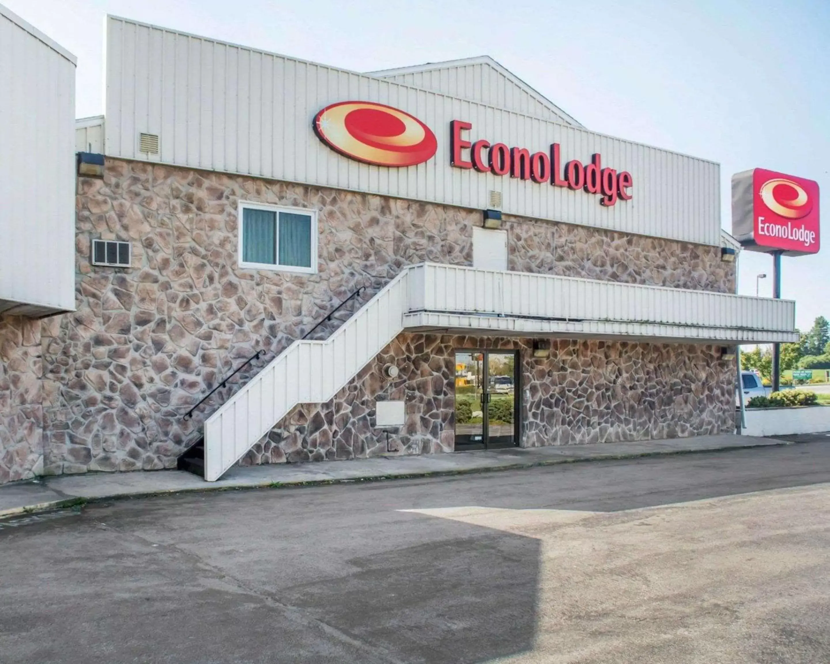 Property Building in Econo Lodge Darien Lakes