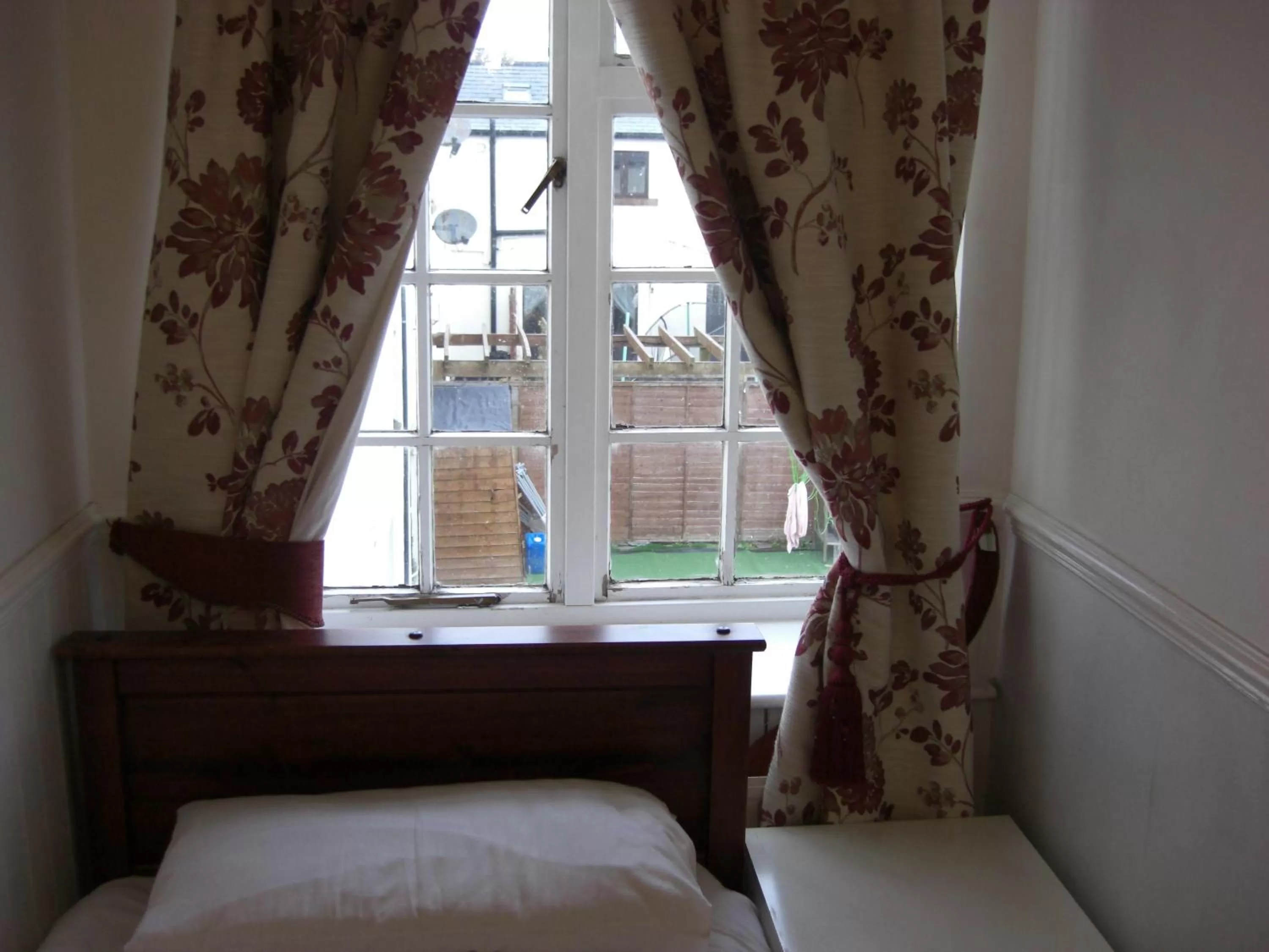 Photo of the whole room, Bed in Lynebank House Hotel, Bed & Breakfast