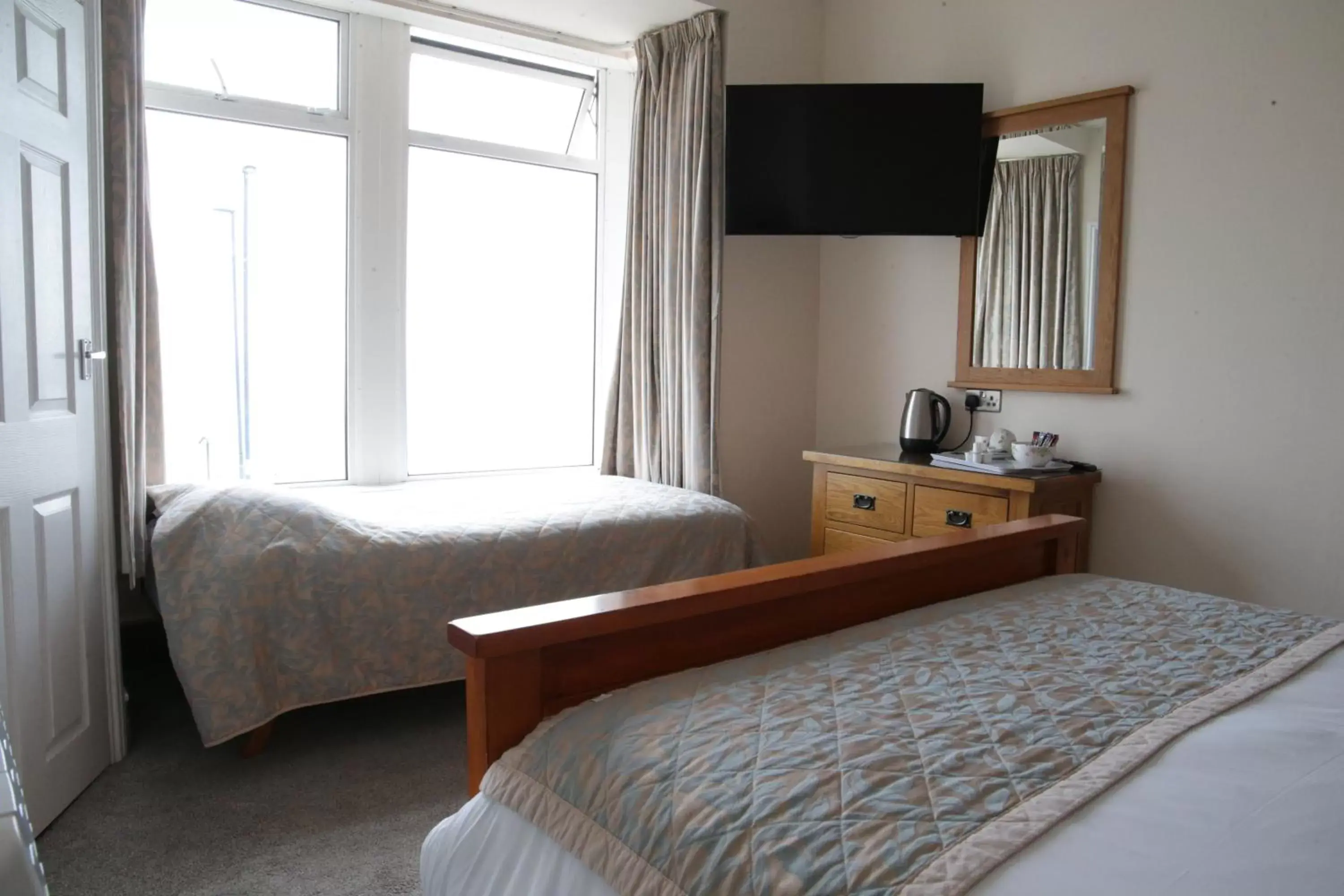 Bedroom, TV/Entertainment Center in Claxton Hotel