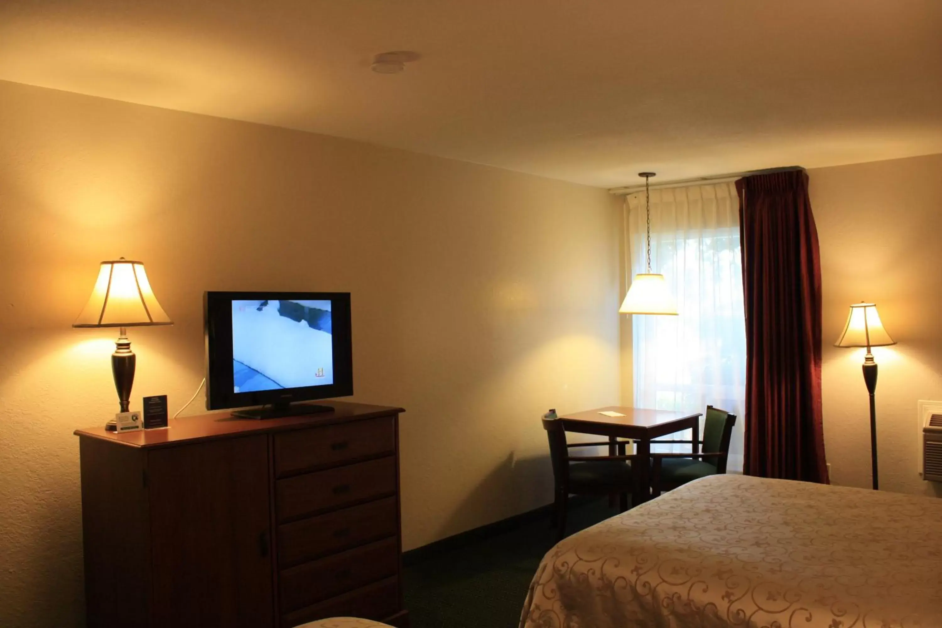 TV and multimedia, TV/Entertainment Center in Best Western Village Inn