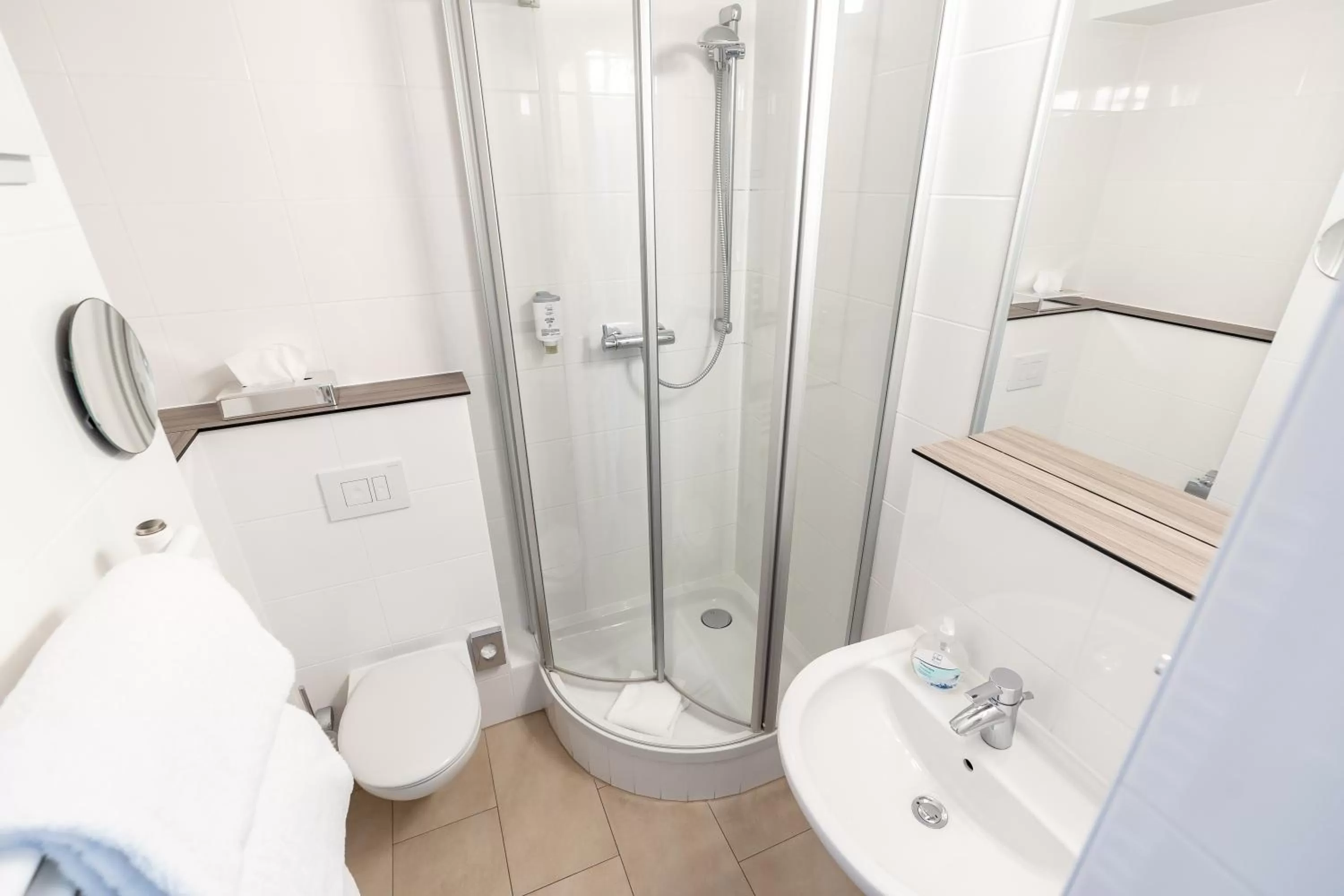 Shower in Hotel Demas City