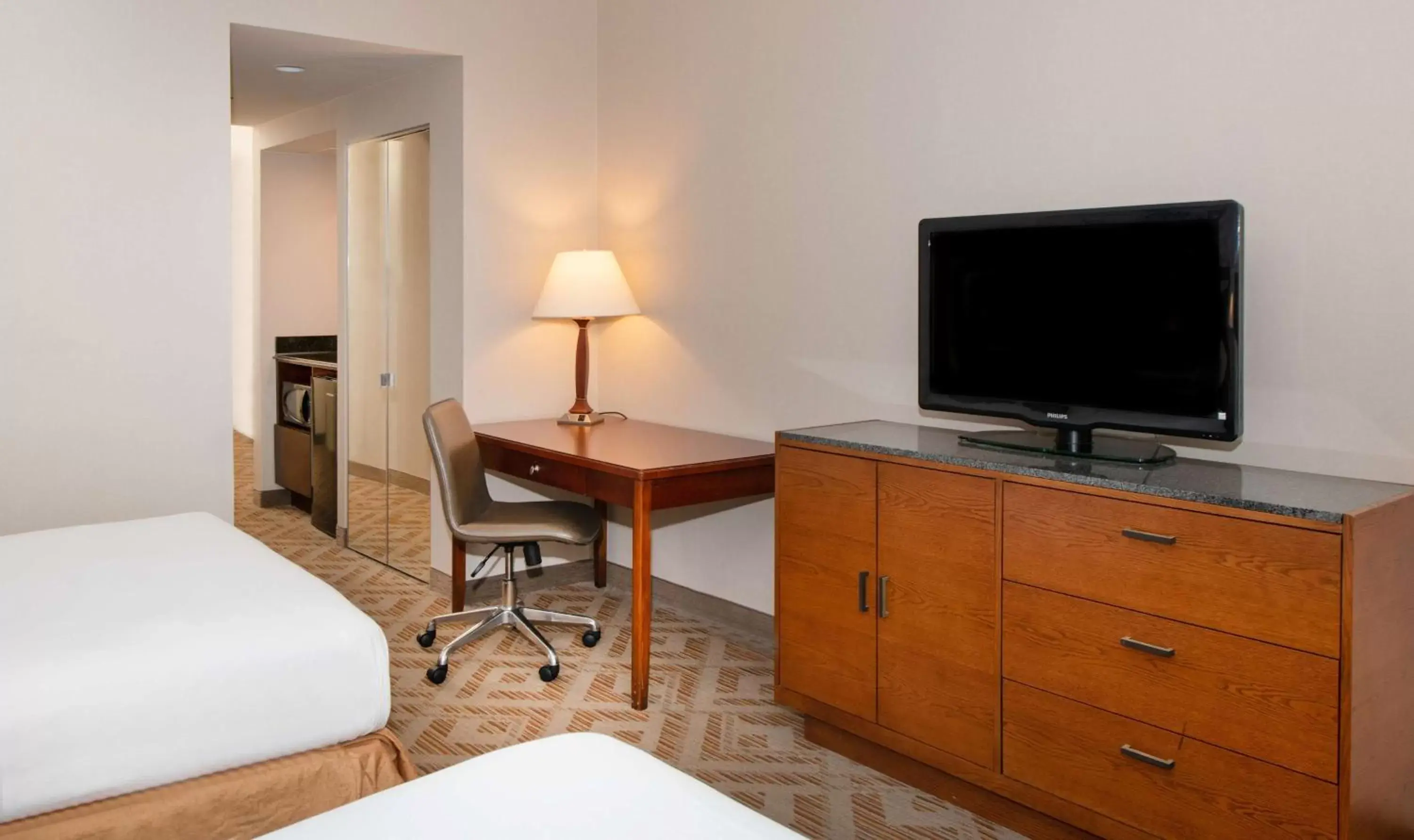 Bed, TV/Entertainment Center in DoubleTree Suites by Hilton Hotel Philadelphia West
