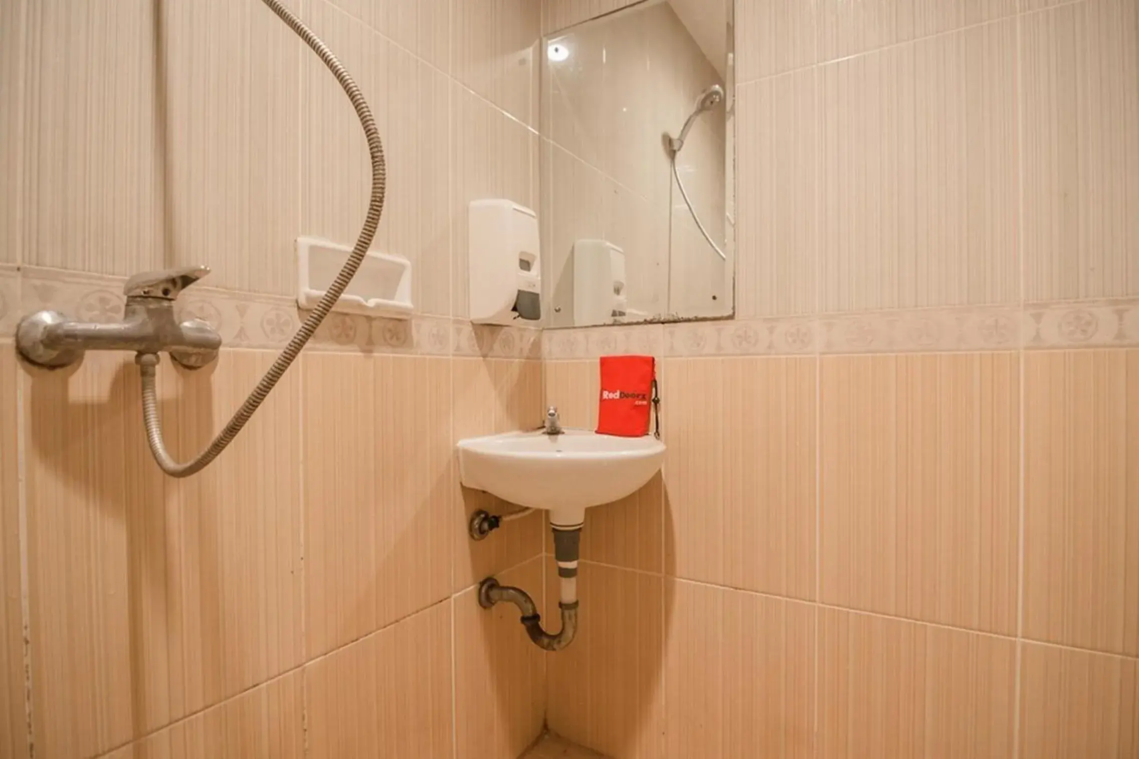 Bathroom in RedDoorz Plus near Mangga Besar Station 2