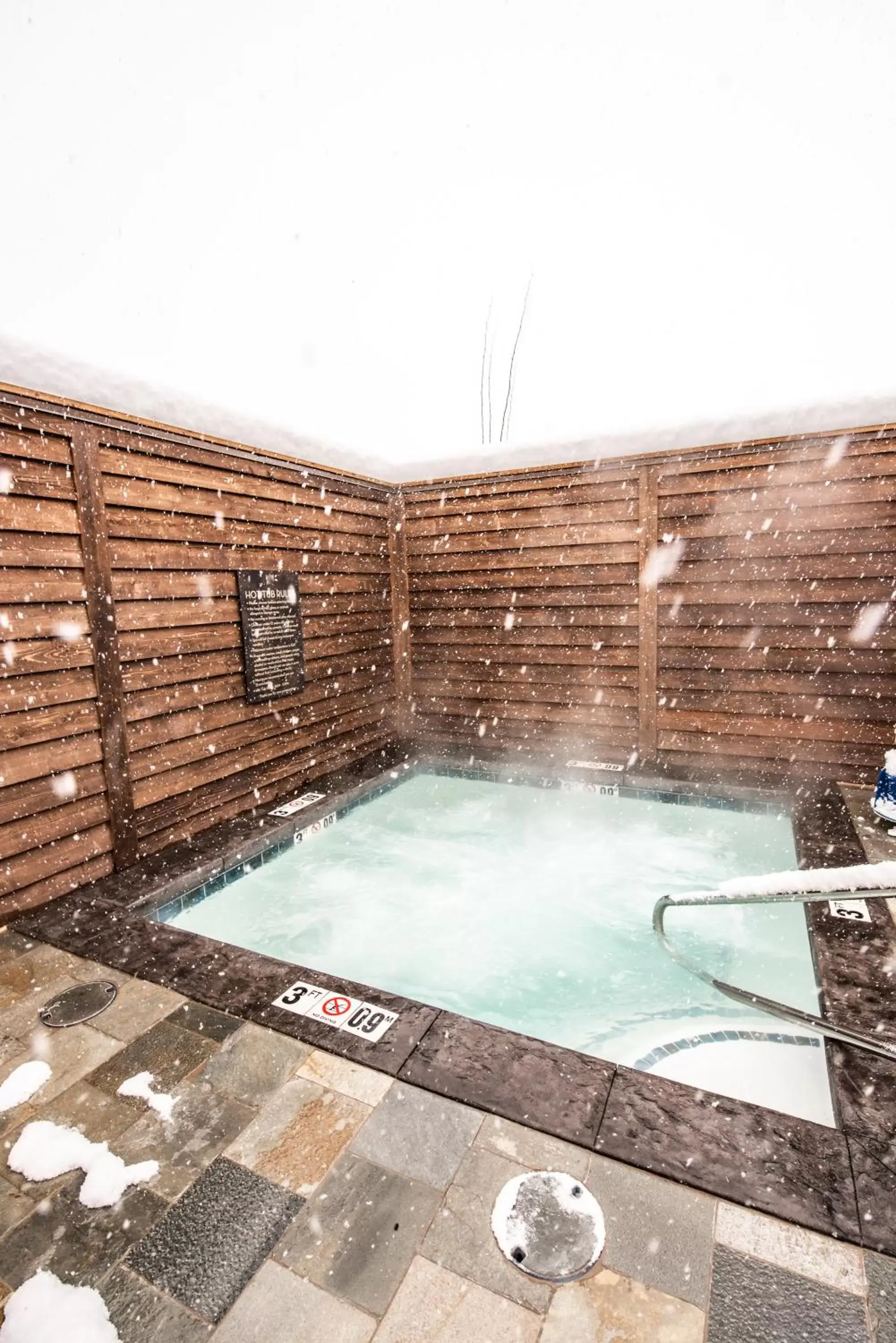 Hot Tub, Swimming Pool in Elk Country Inn