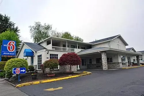 Facade/entrance, Property Building in Motel 6 Portland Mall - 205