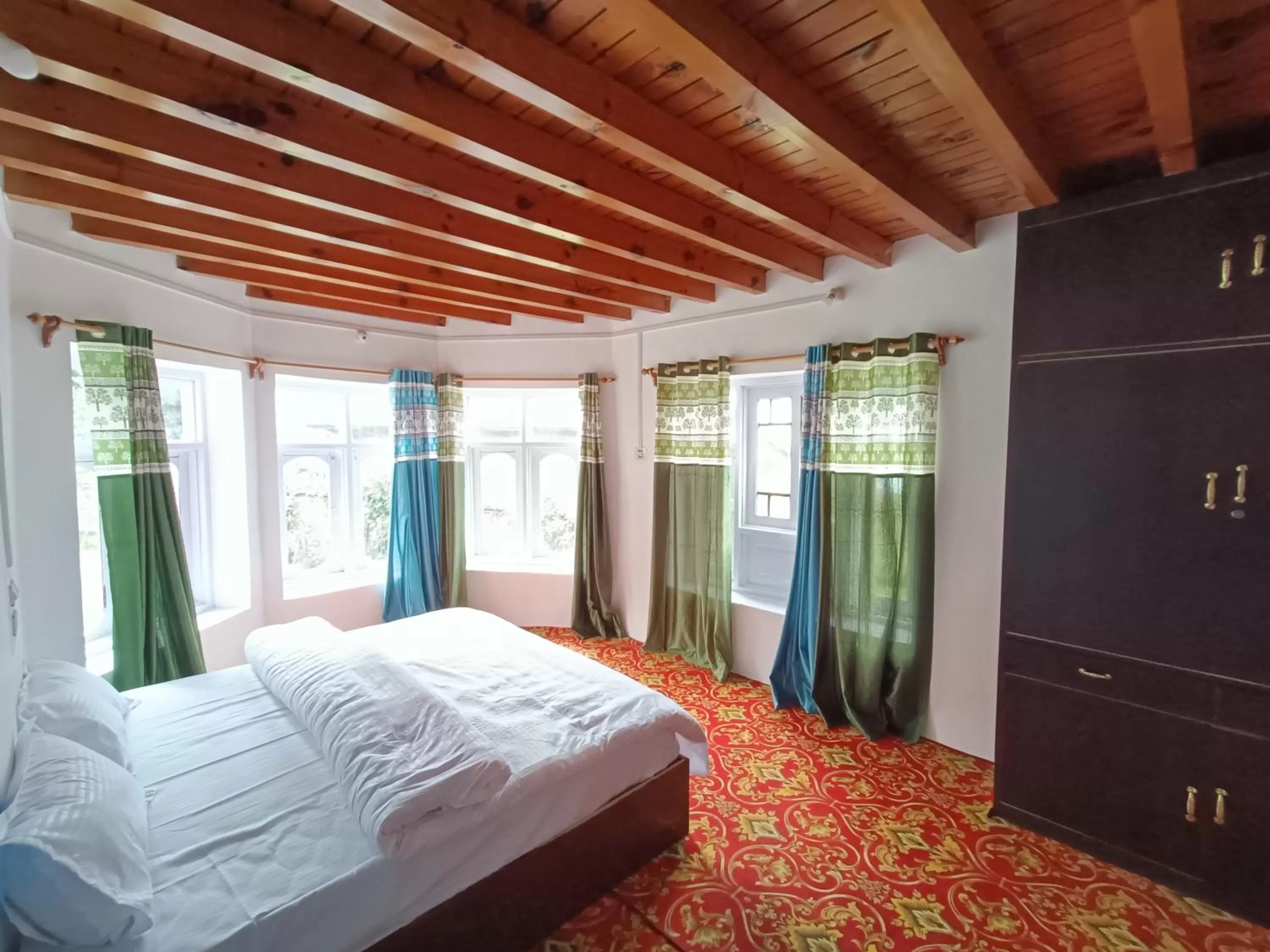 Bedroom, Bed in Kolahoi Heights Guest House