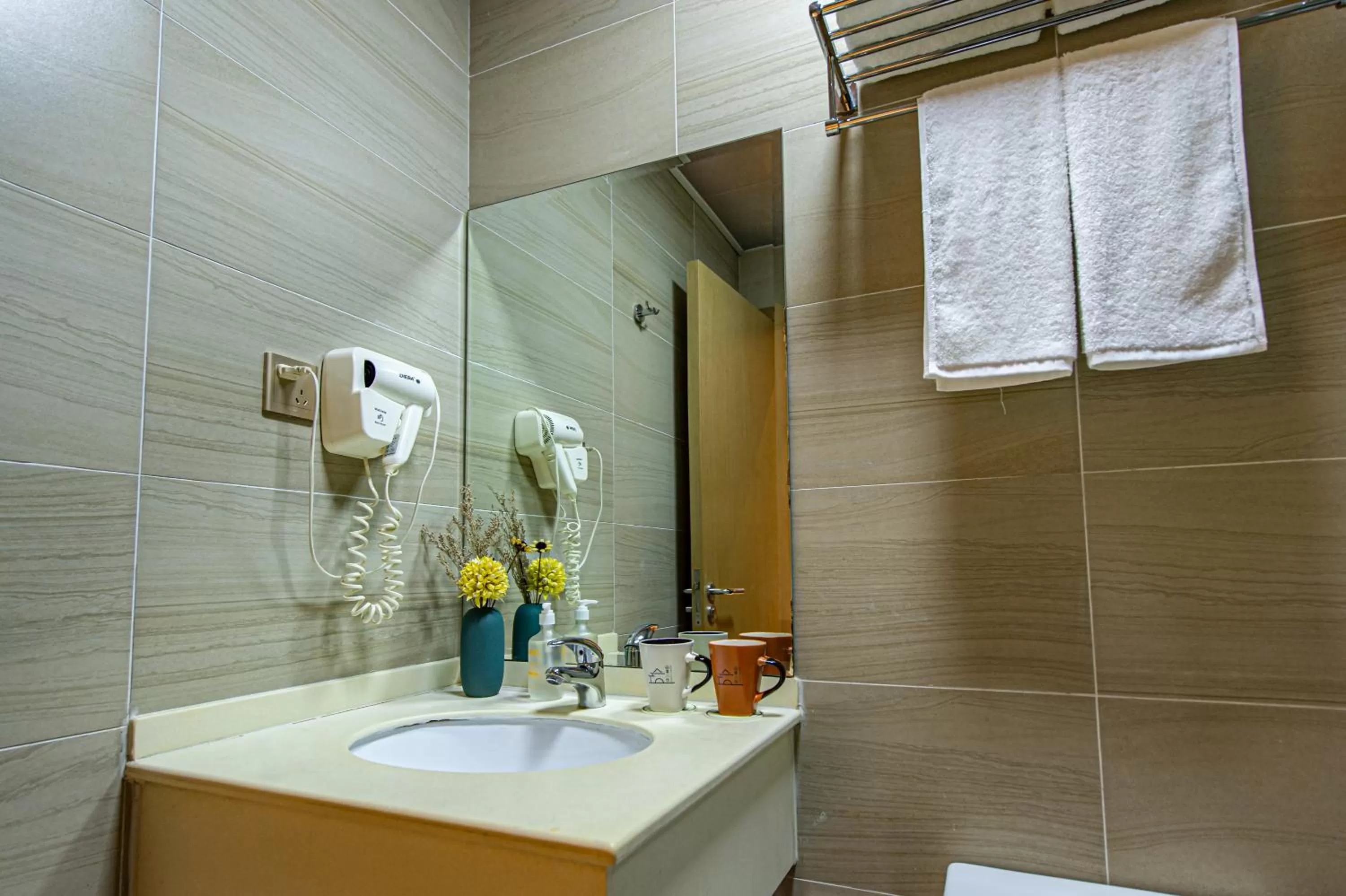 Bathroom in Shanghai JOYFUL YARD Hotel-Free shuttle bus to Pudong Airport and Disneyland