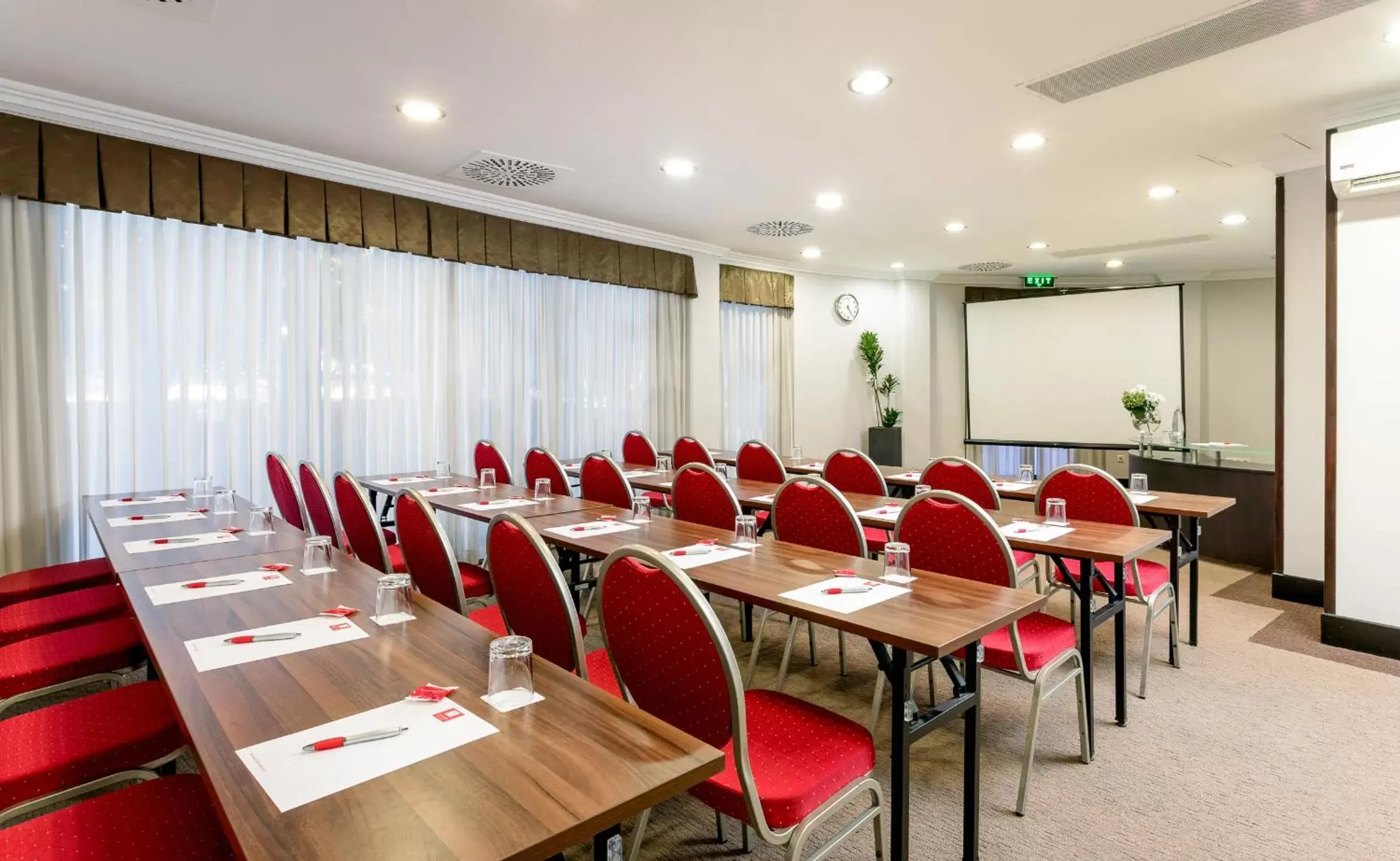 Business facilities in Leonardo Hotel Budapest