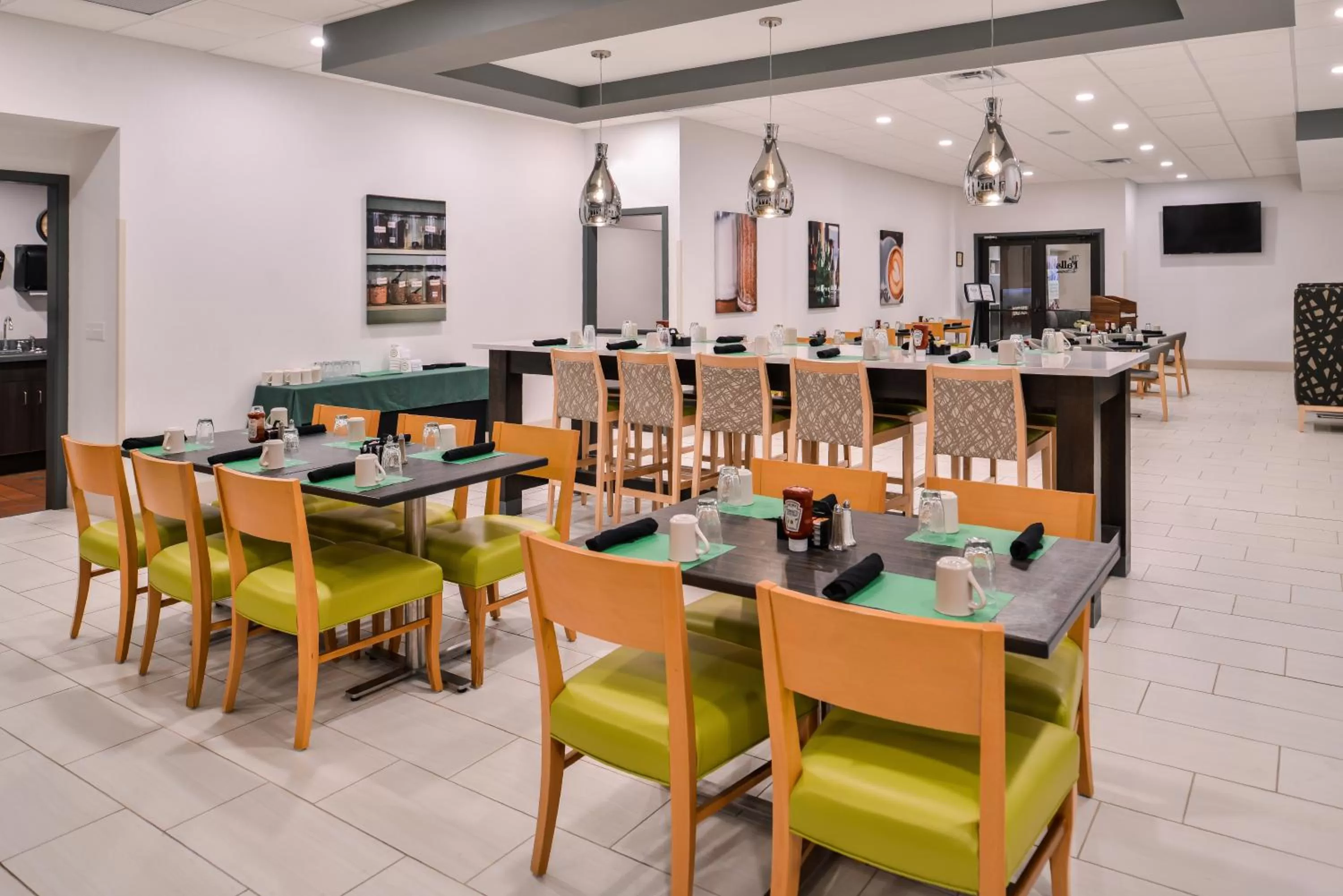 Restaurant/places to eat in Holiday Inn Auburn-Finger Lakes Region by IHG