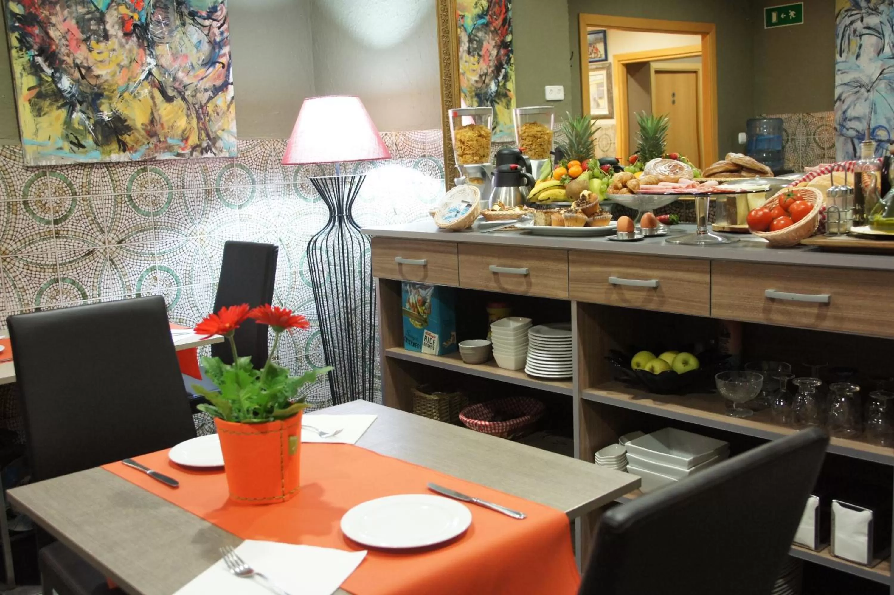 Restaurant/places to eat in Hotel MR