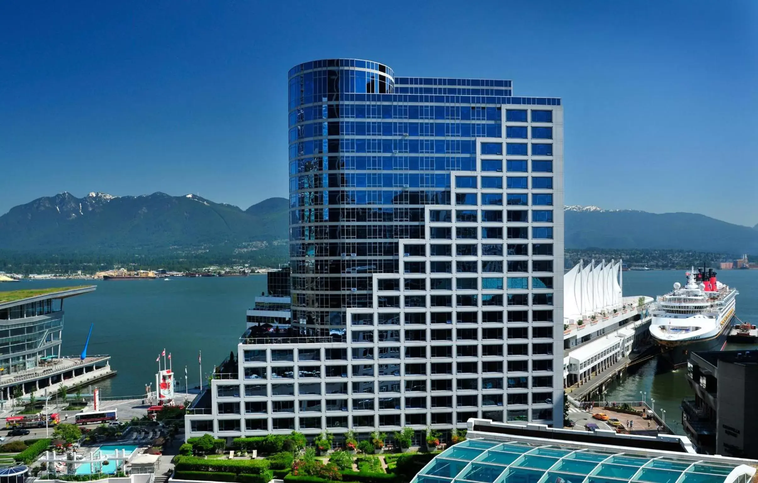 Facade/entrance, Property Building in Fairmont Waterfront