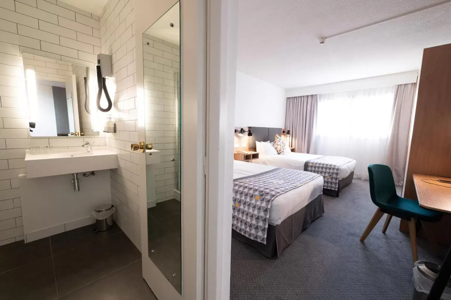 Shower, Bed in Holiday Inn Calais-Centre, an IHG Hotel