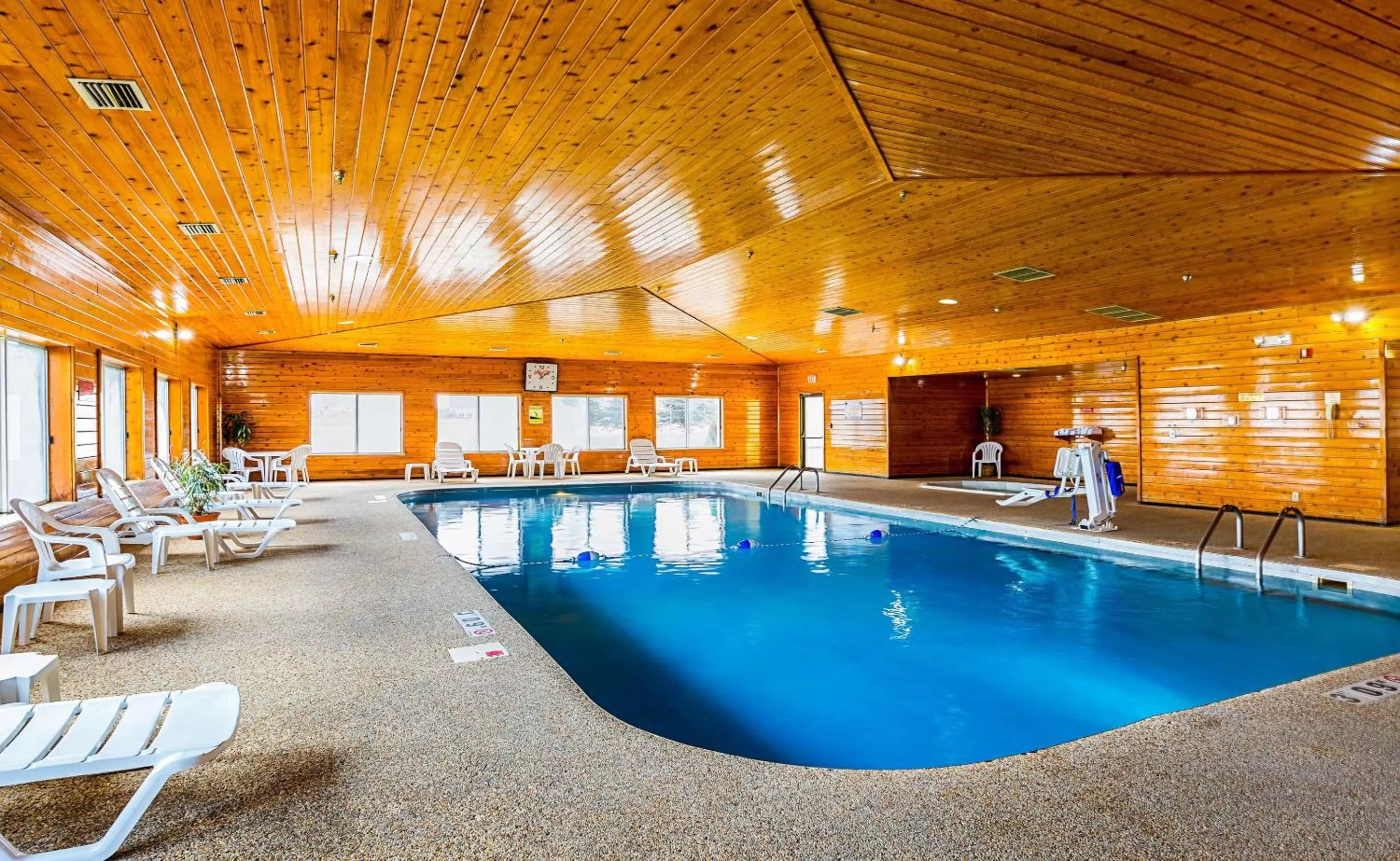 Swimming pool in Quality Inn Mitchell I-90