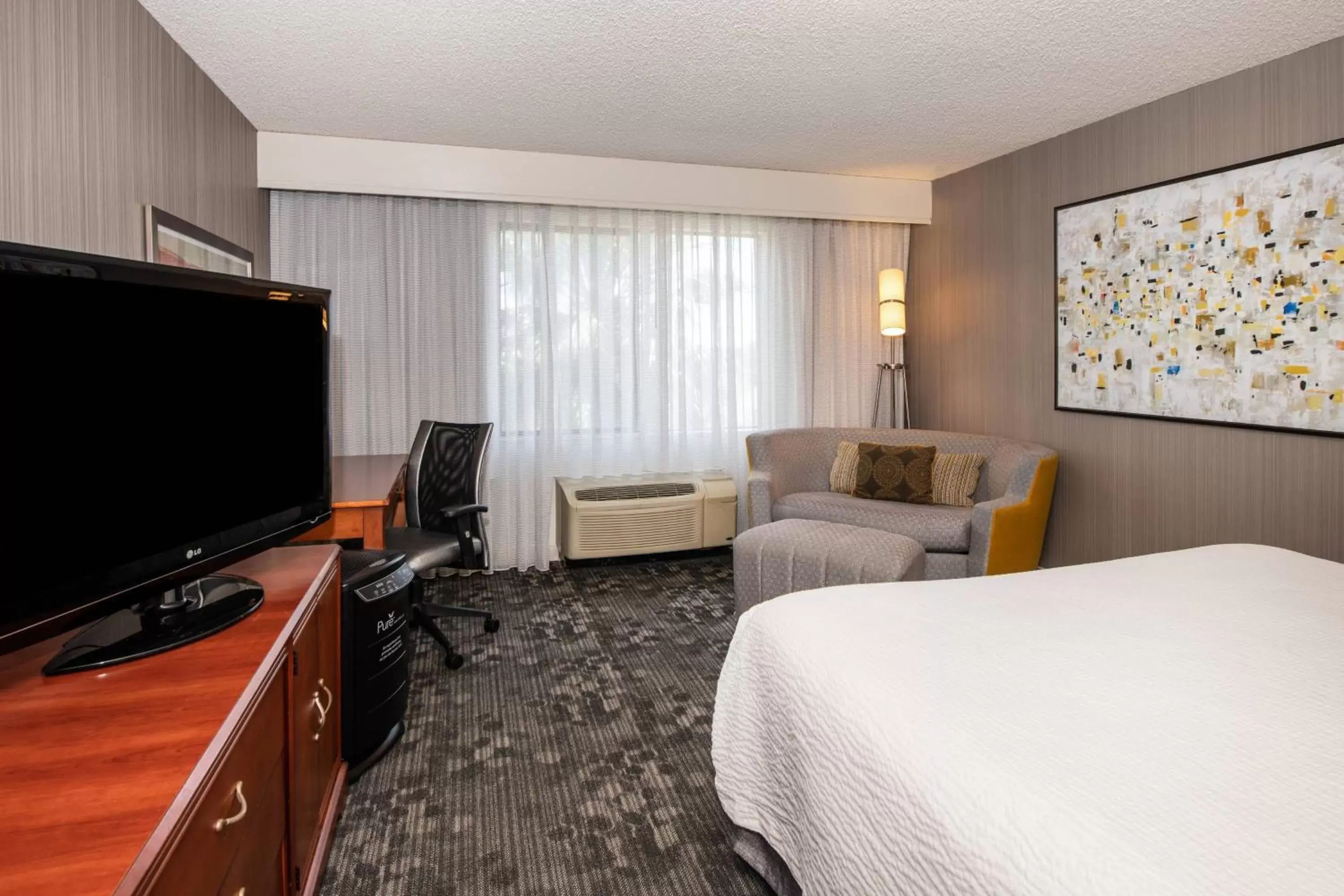 Photo of the whole room, TV/Entertainment Center in Courtyard by Marriott Newark Silicon Valley