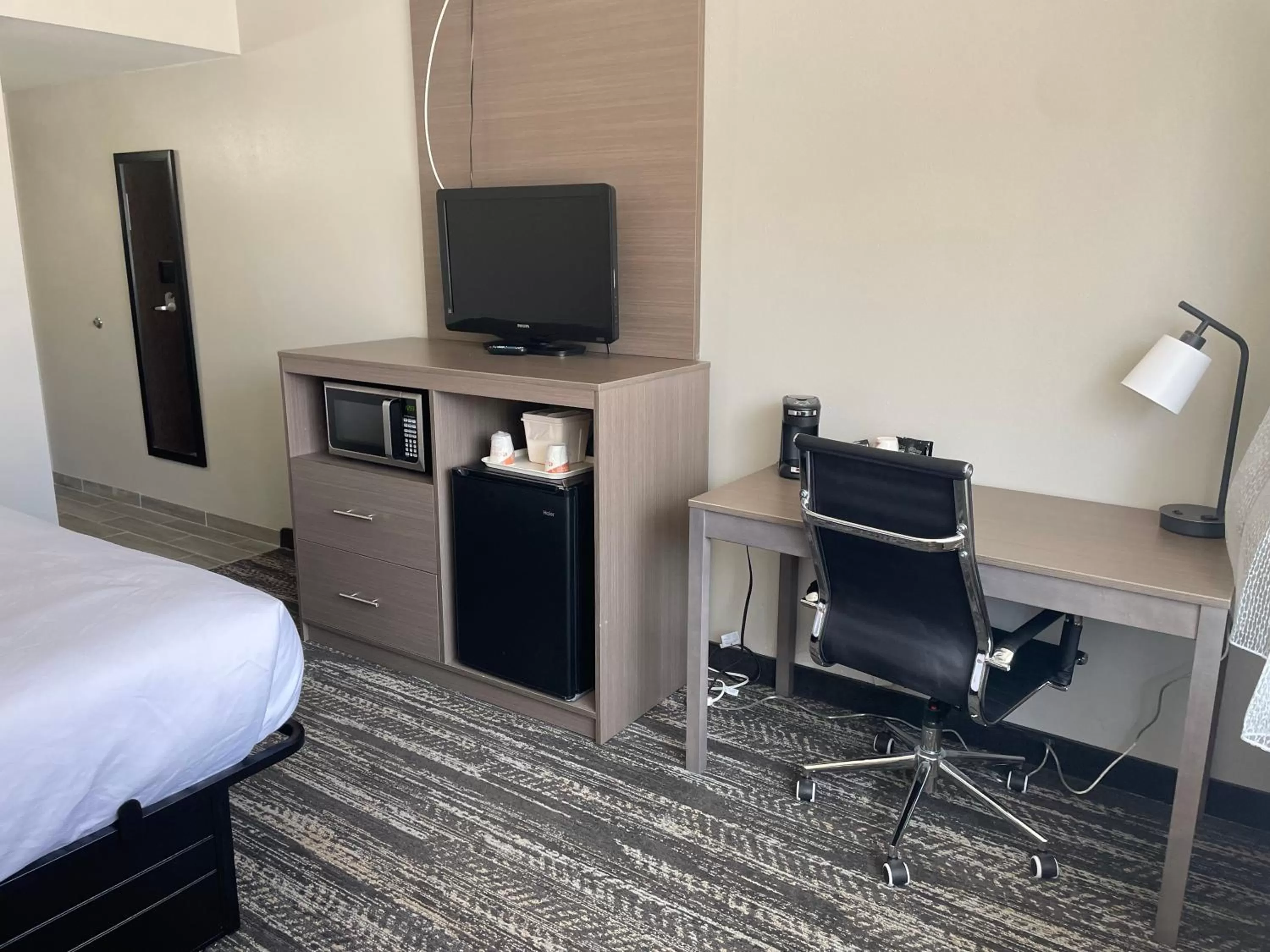 Bedroom in Days Inn by Wyndham Manitowoc