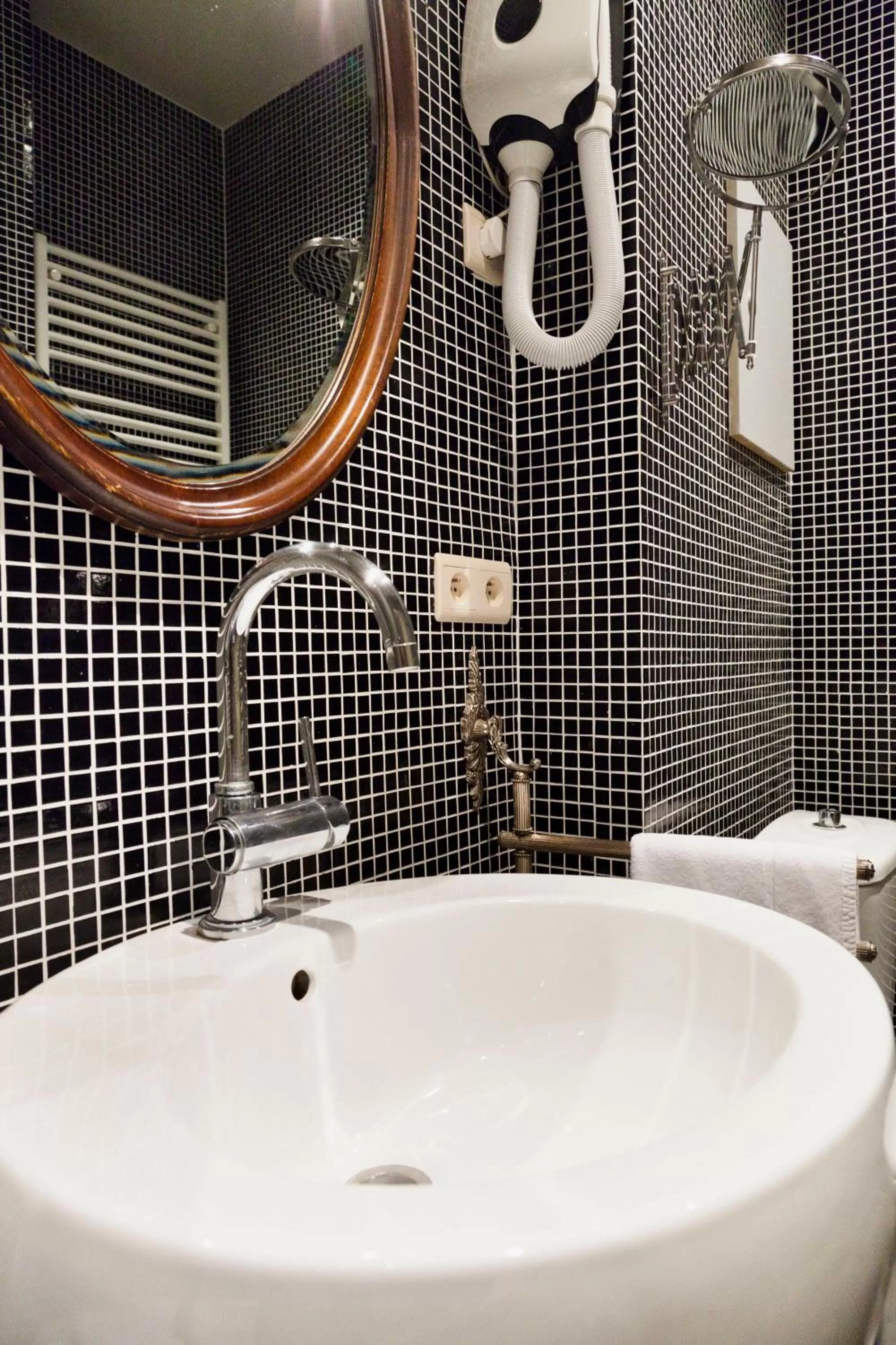 Bathroom in Hotel Diamonds and Pearls