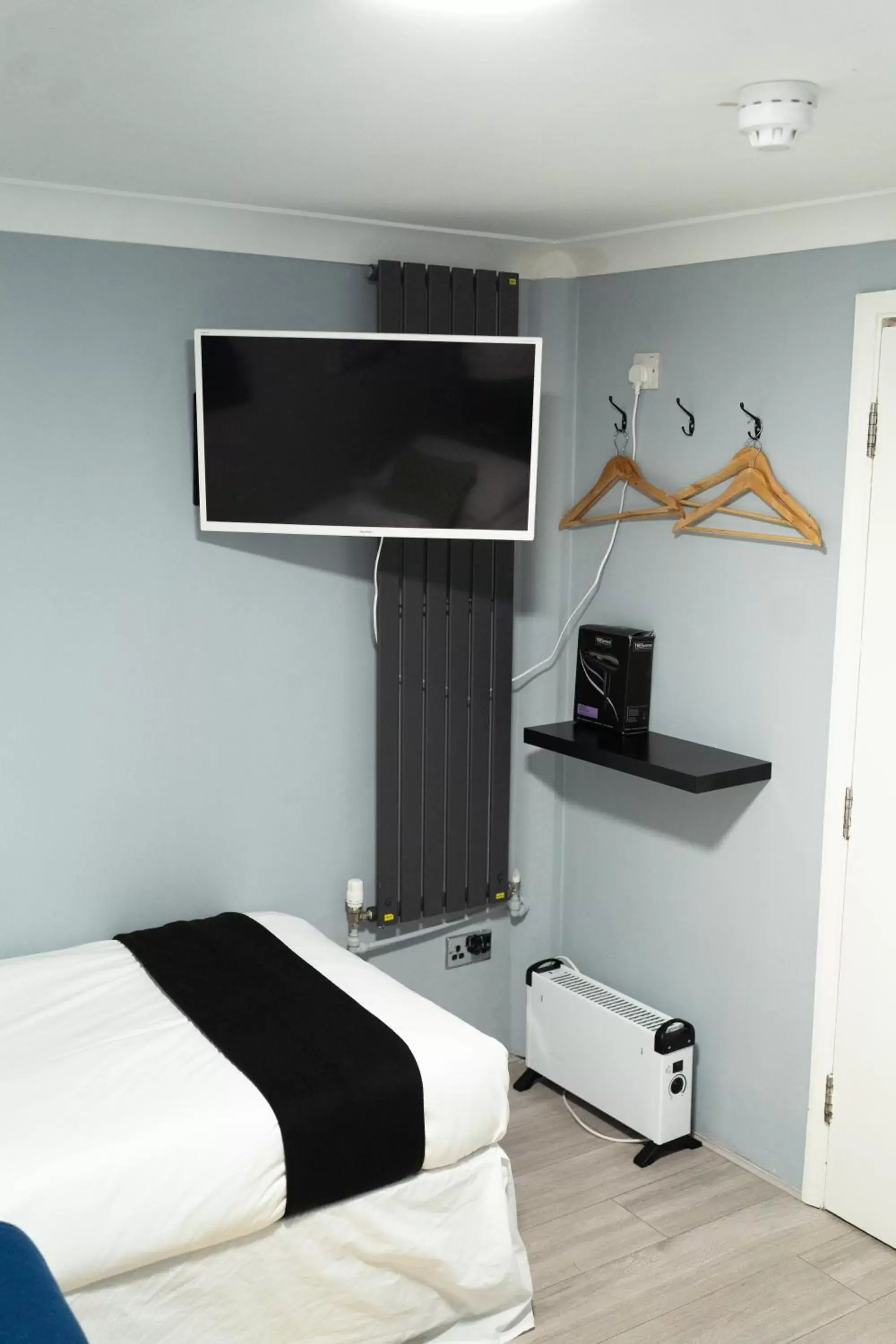 TV and multimedia, TV/Entertainment Center in INNit Rooms - SaltWater Guest House