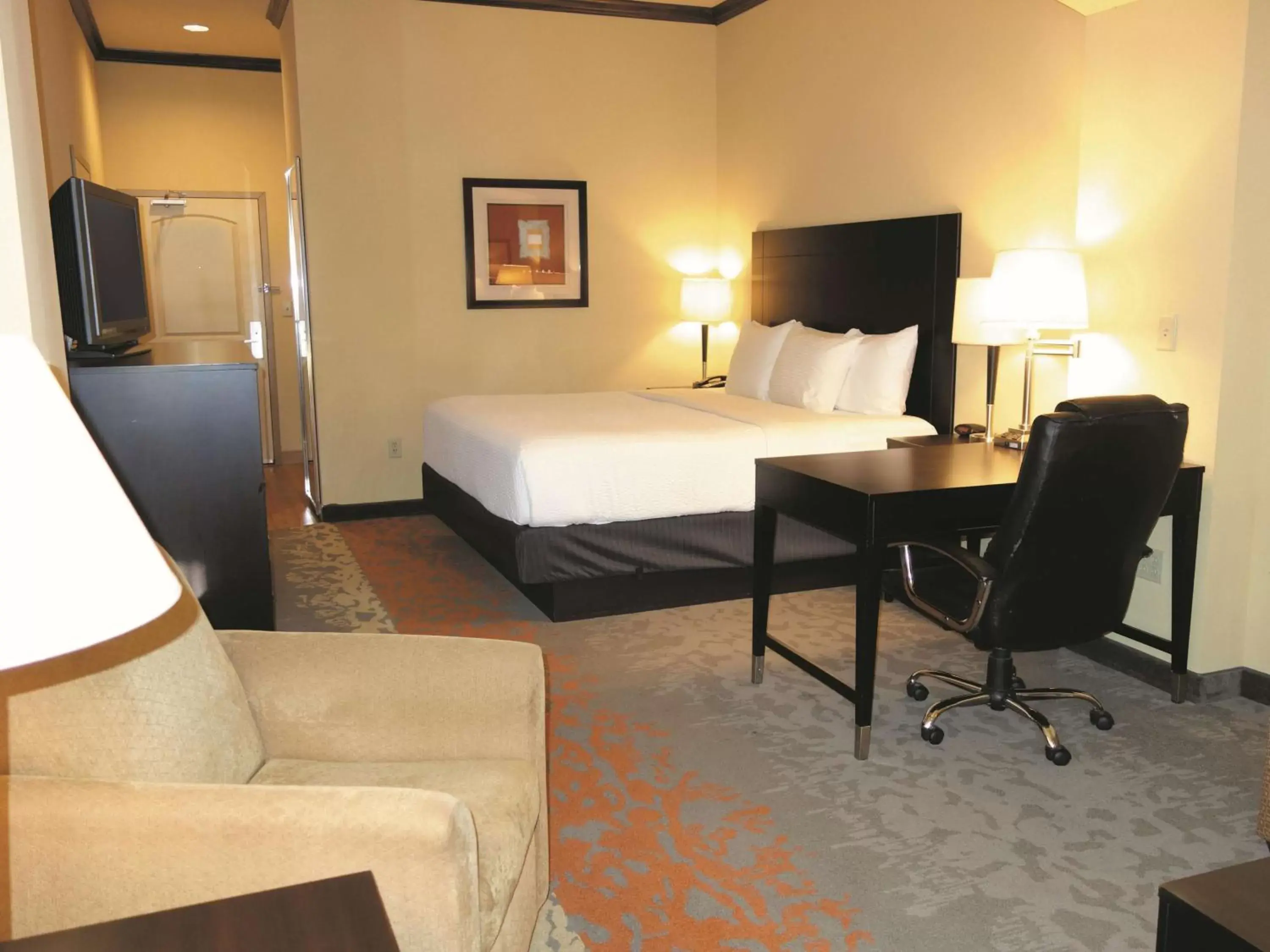 Photo of the whole room, Bed in La Quinta Inn & Suites by Wyndham Eastland