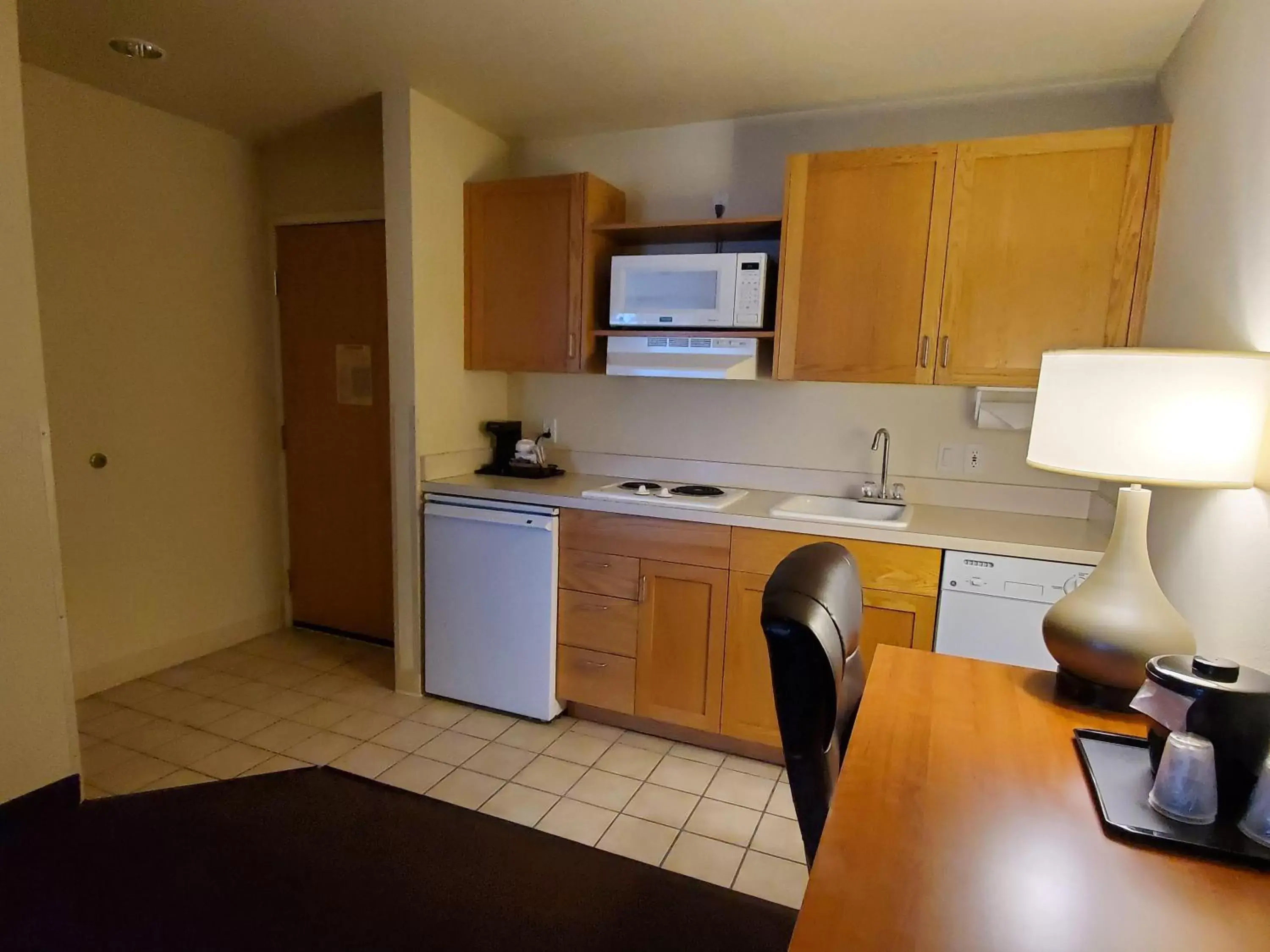 Coffee/tea facilities, Kitchen/Kitchenette in Country Inn & Suites by Radisson, Bend, OR