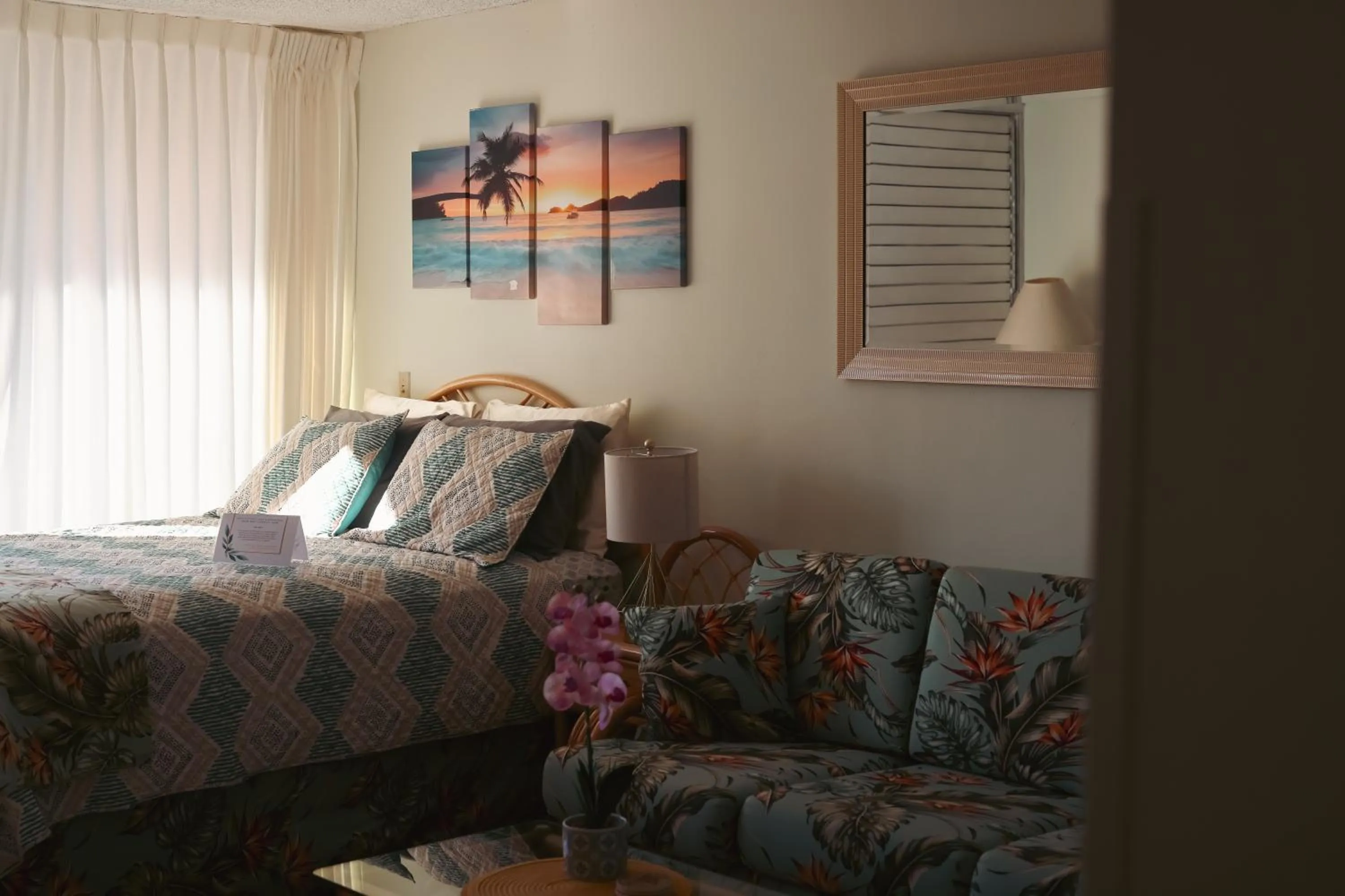 Tropical Studios at Marine Surf Waikiki - FREE PARKING - BEST LOCATION - FULL KITCHEN - SWIMMING POOL