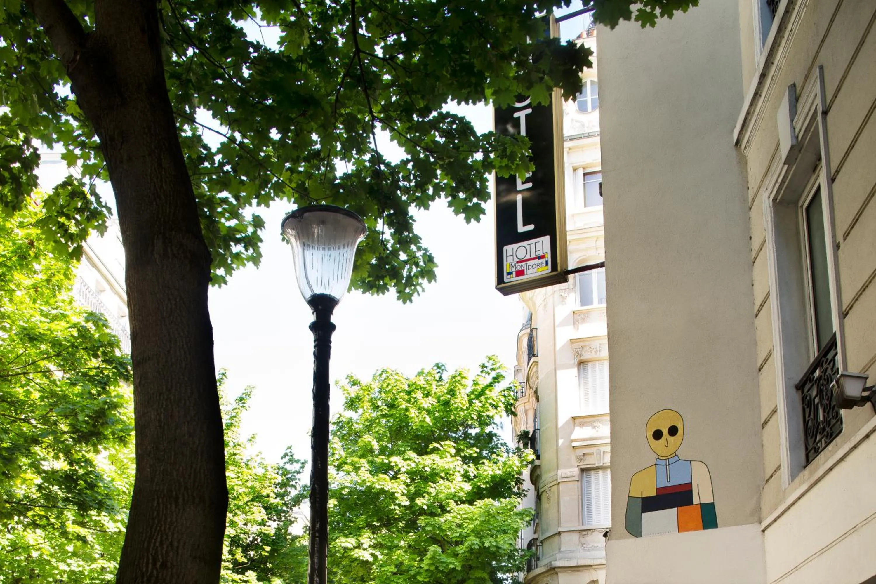 Facade/entrance in Hôtel Du Mont Dore Batignolles