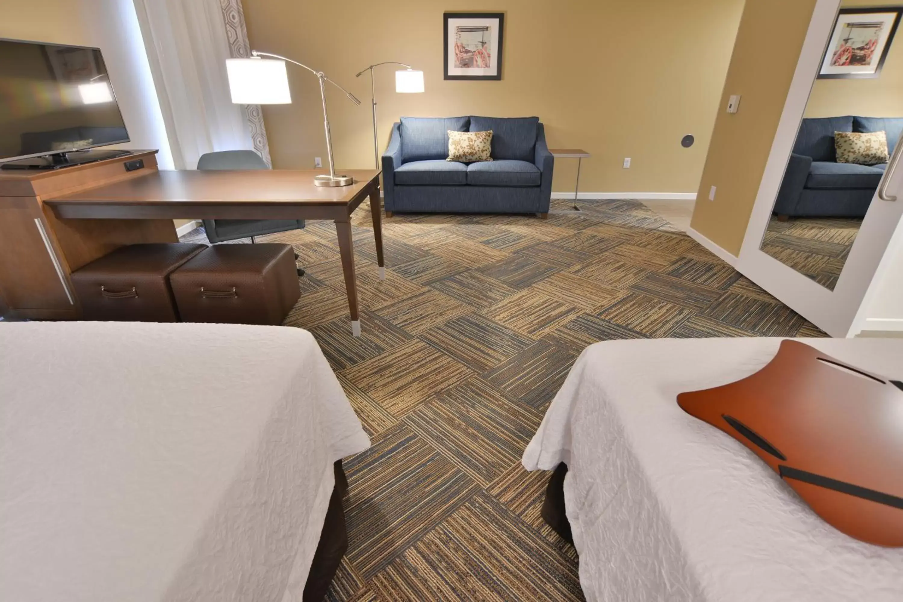 Bed, Seating Area in Hampton Inn & Suites Chippewa Falls