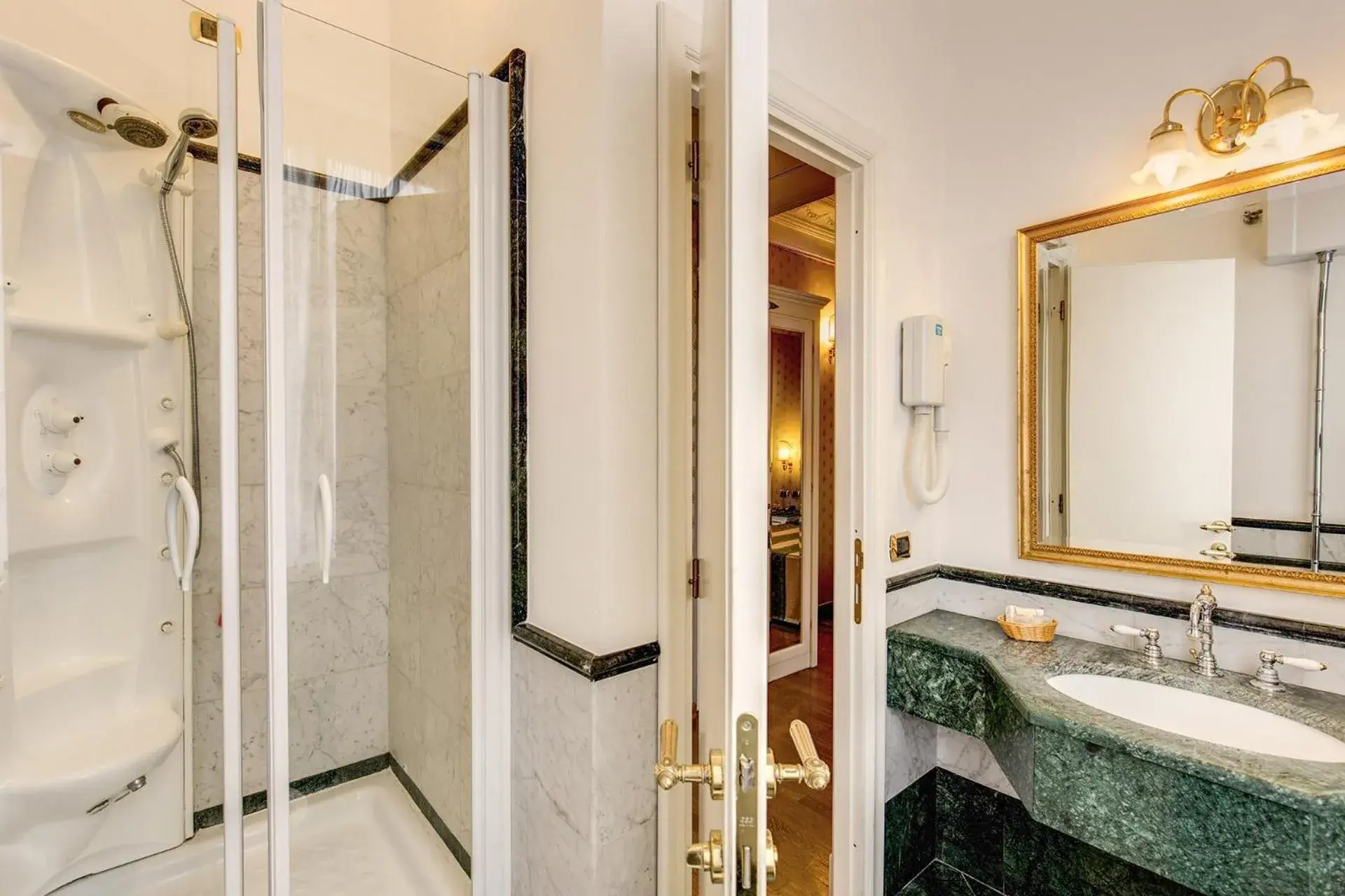 Bathroom in Hotel La Lumiere Di Piazza Di Spagna