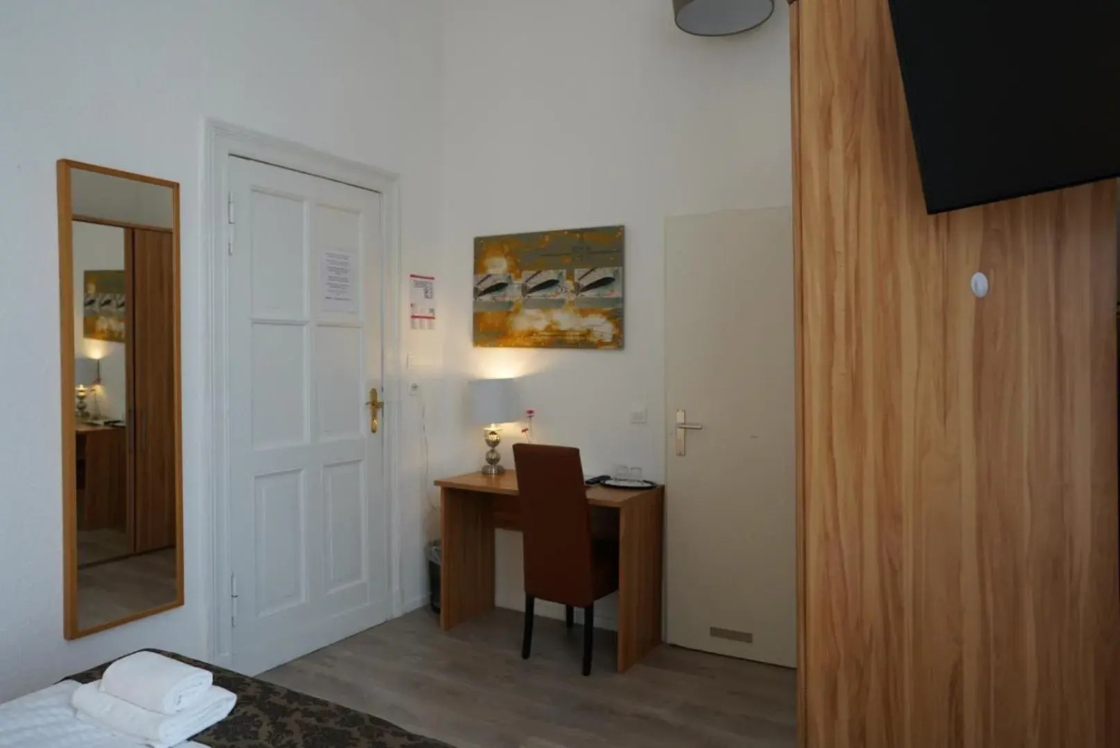 Photo of the whole room, TV/Entertainment Center in City Pension Berlin
