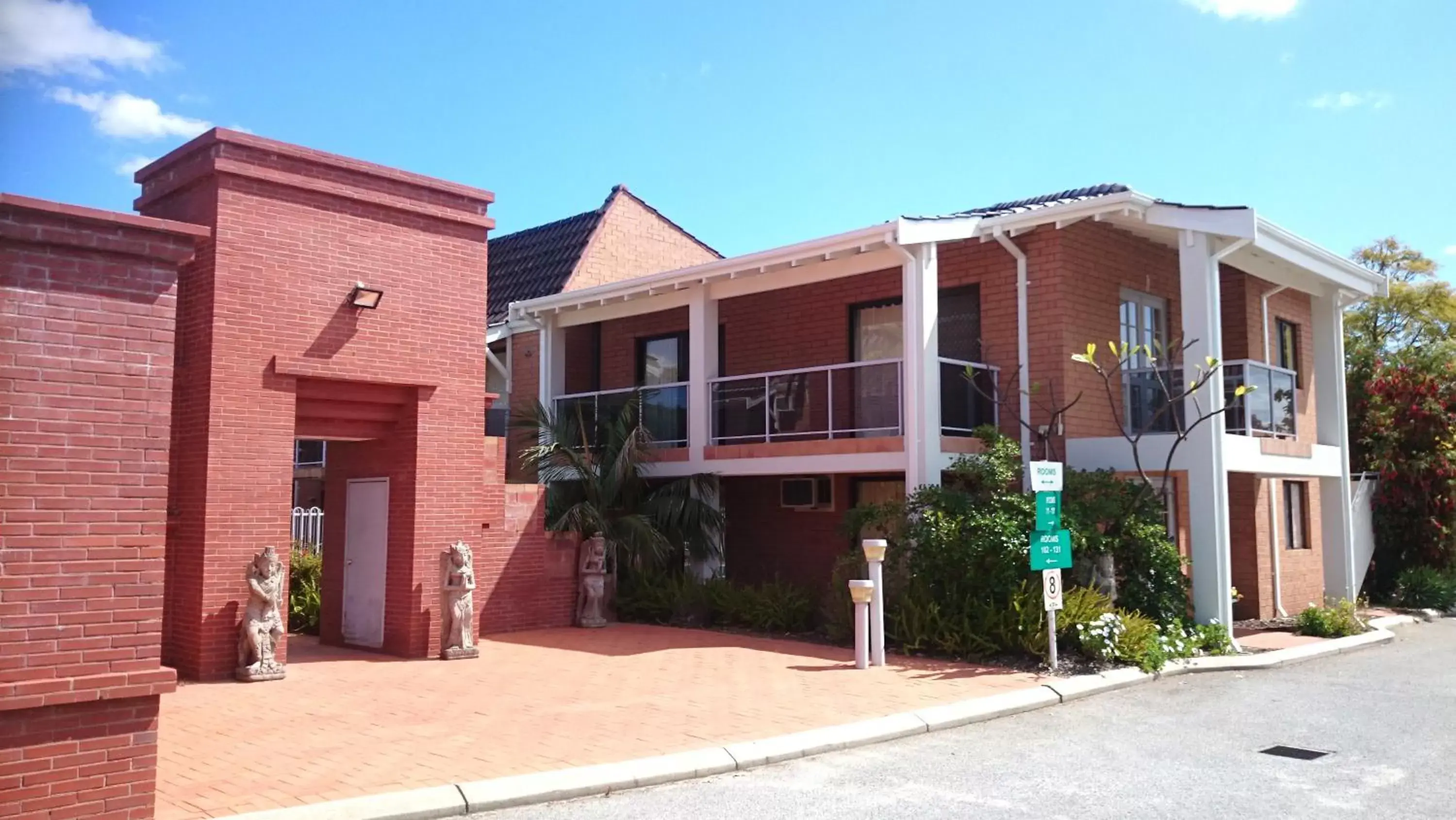 Facade/entrance, Property Building in Sanno Marracoonda Perth Airport Hotel