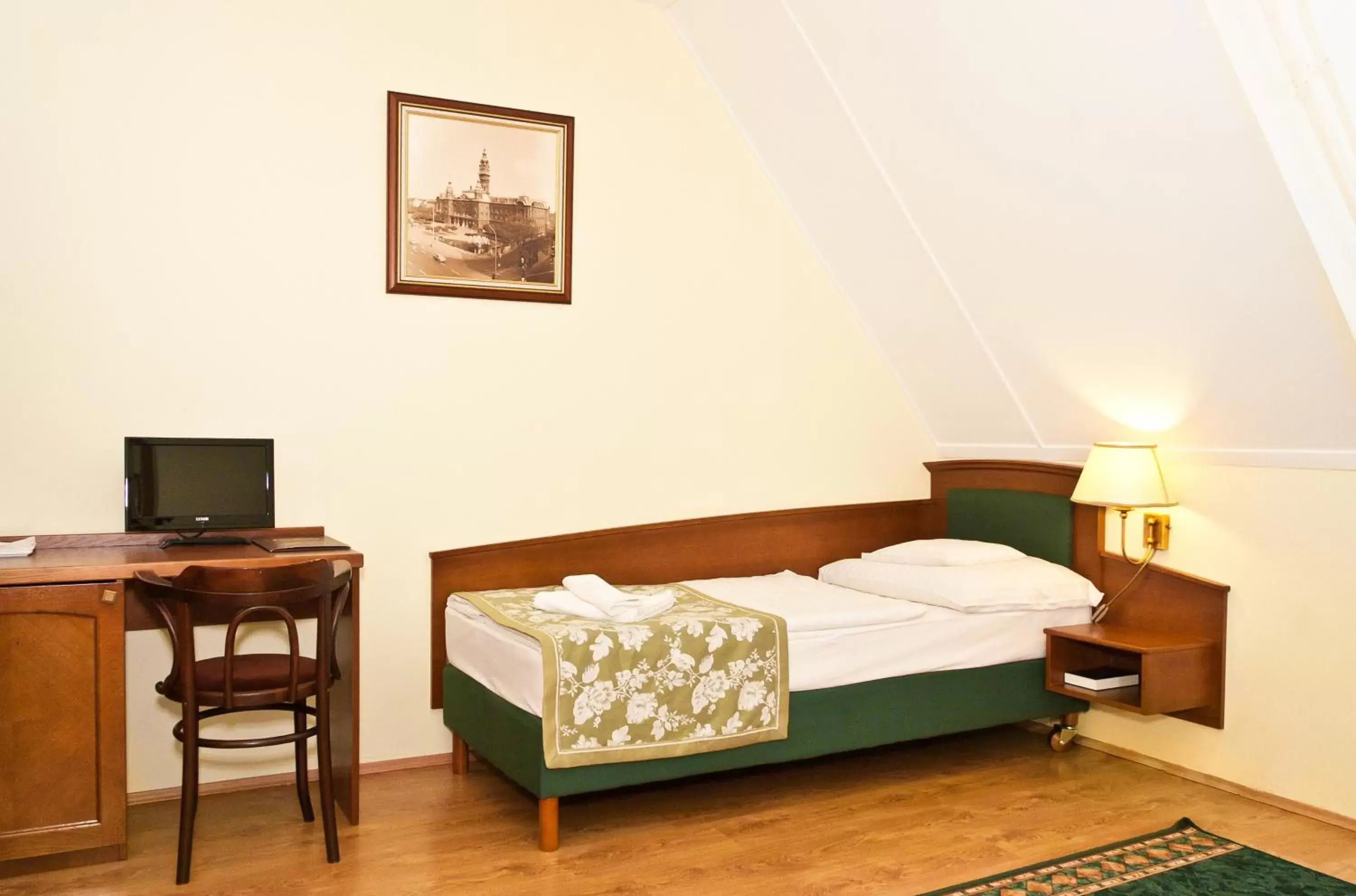 Bedroom, Bed in Hotel Klastrom