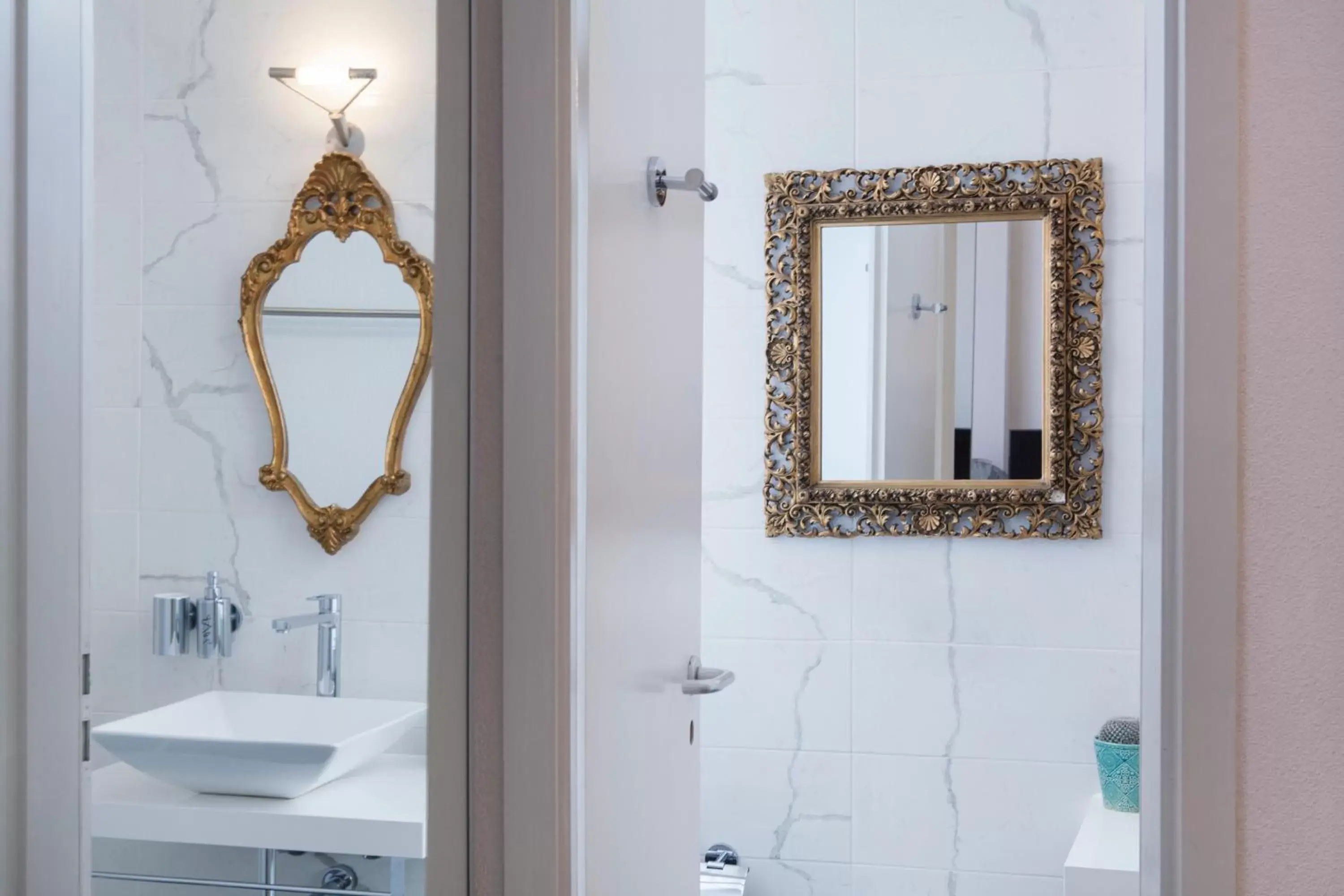 Shower, Bathroom in Caffè dell'Arte Boutique Rooms