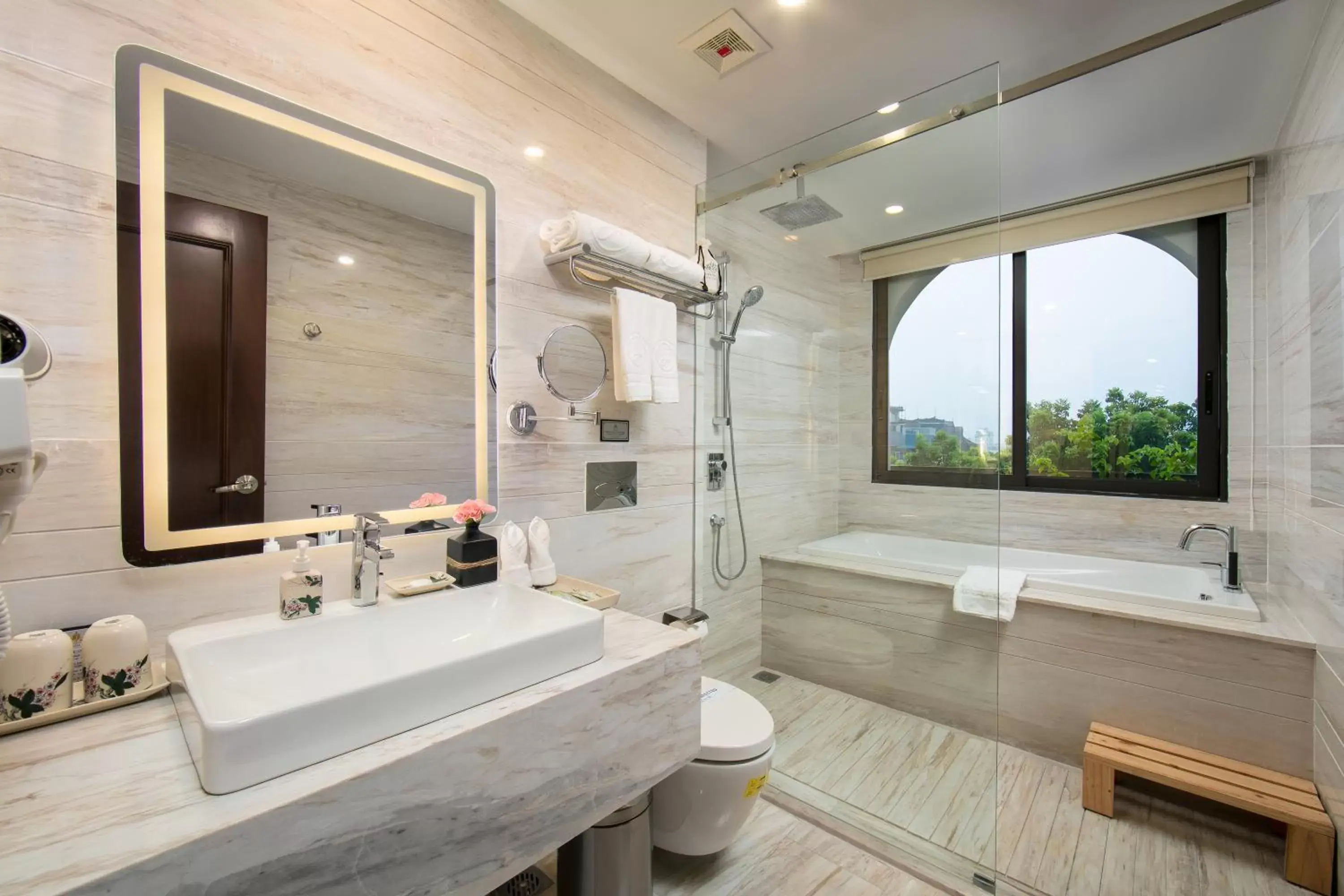 Hot Tub, Bathroom in The Oriental Jade Hotel