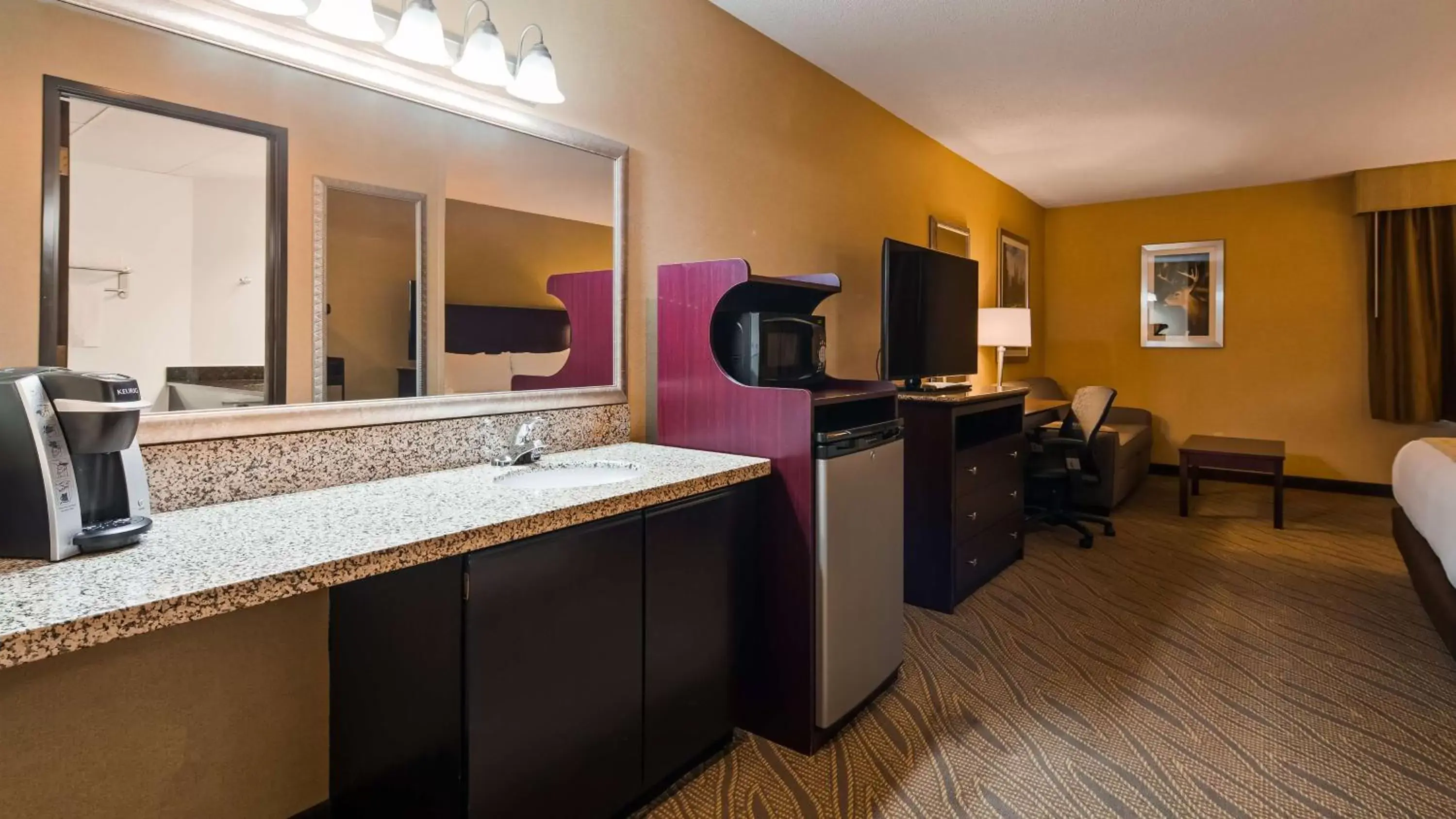 Photo of the whole room, Kitchen/Kitchenette in Best Western Gaylord