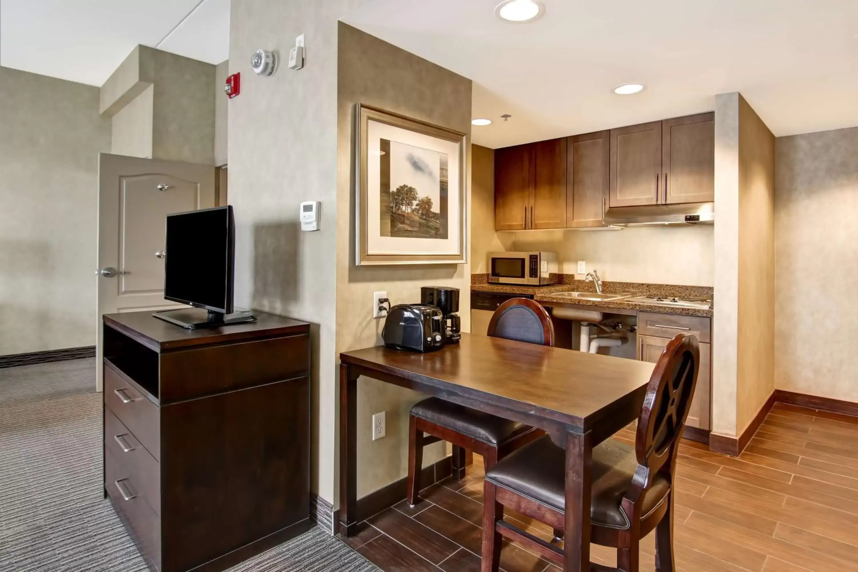 Living room, Kitchen/Kitchenette in Homewood Suites by Hilton Toronto-Markham