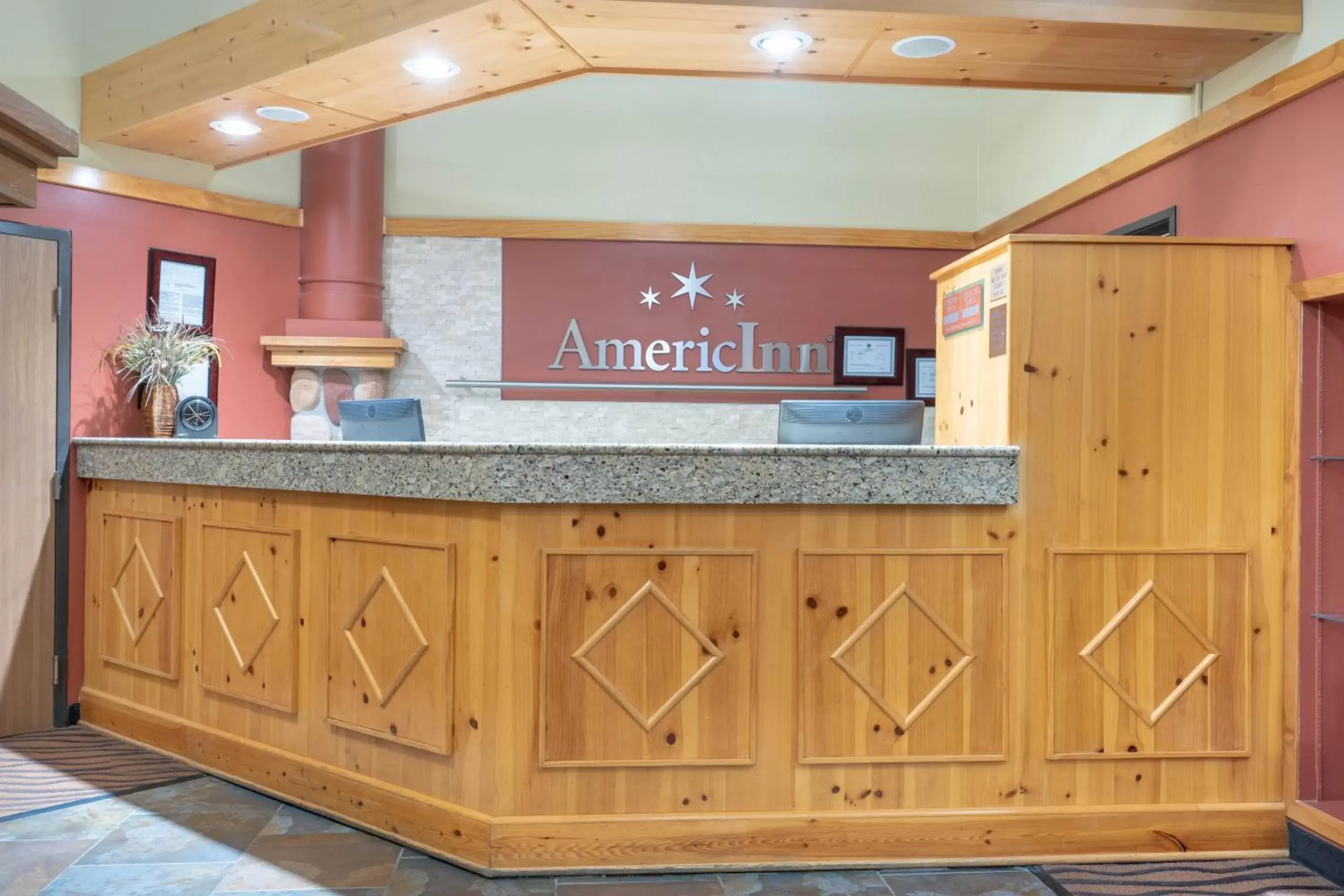 Lobby/Reception in AmericInn by Wyndham Rogers