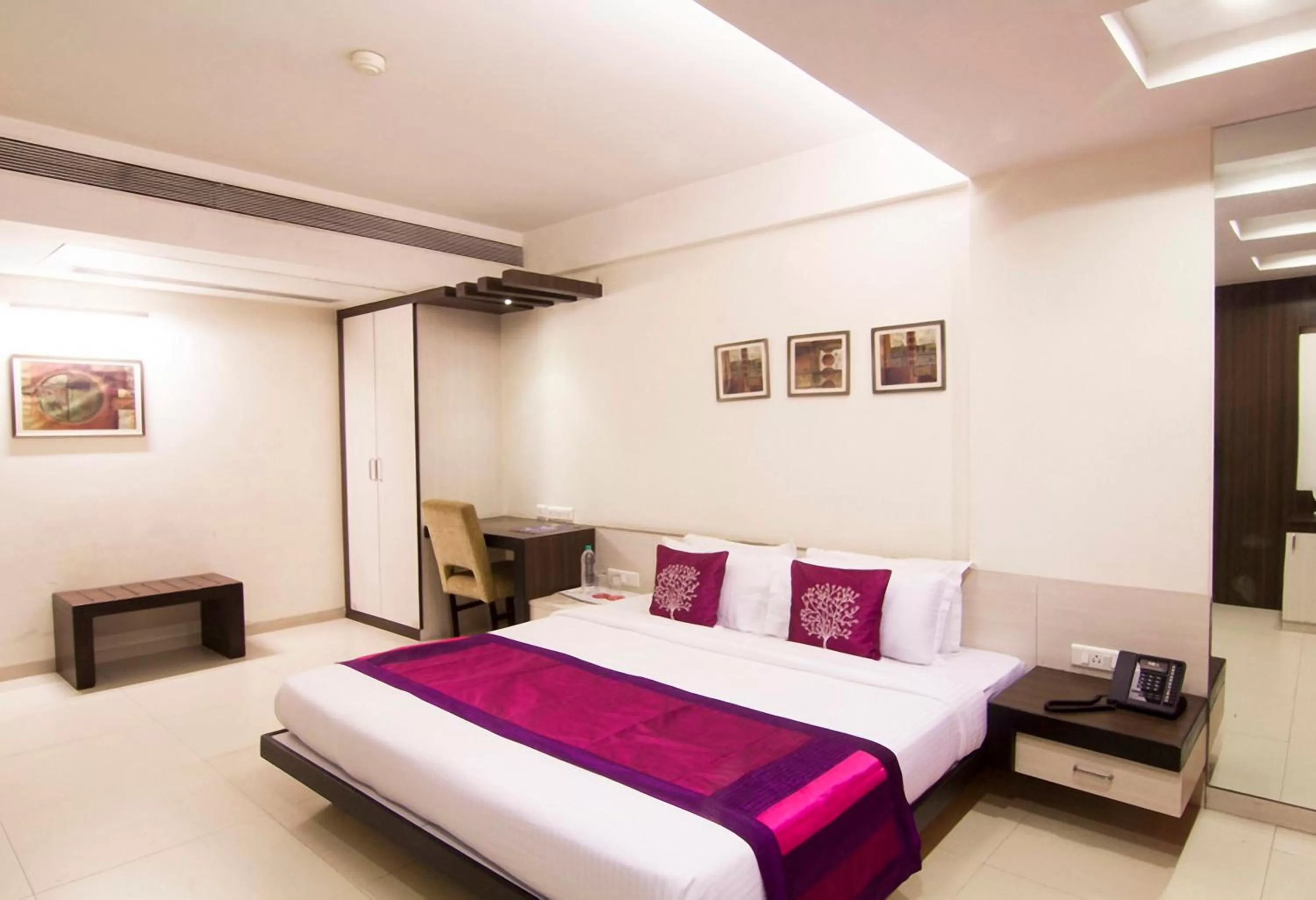 Photo of the whole room, Bed in The Roa Hotel