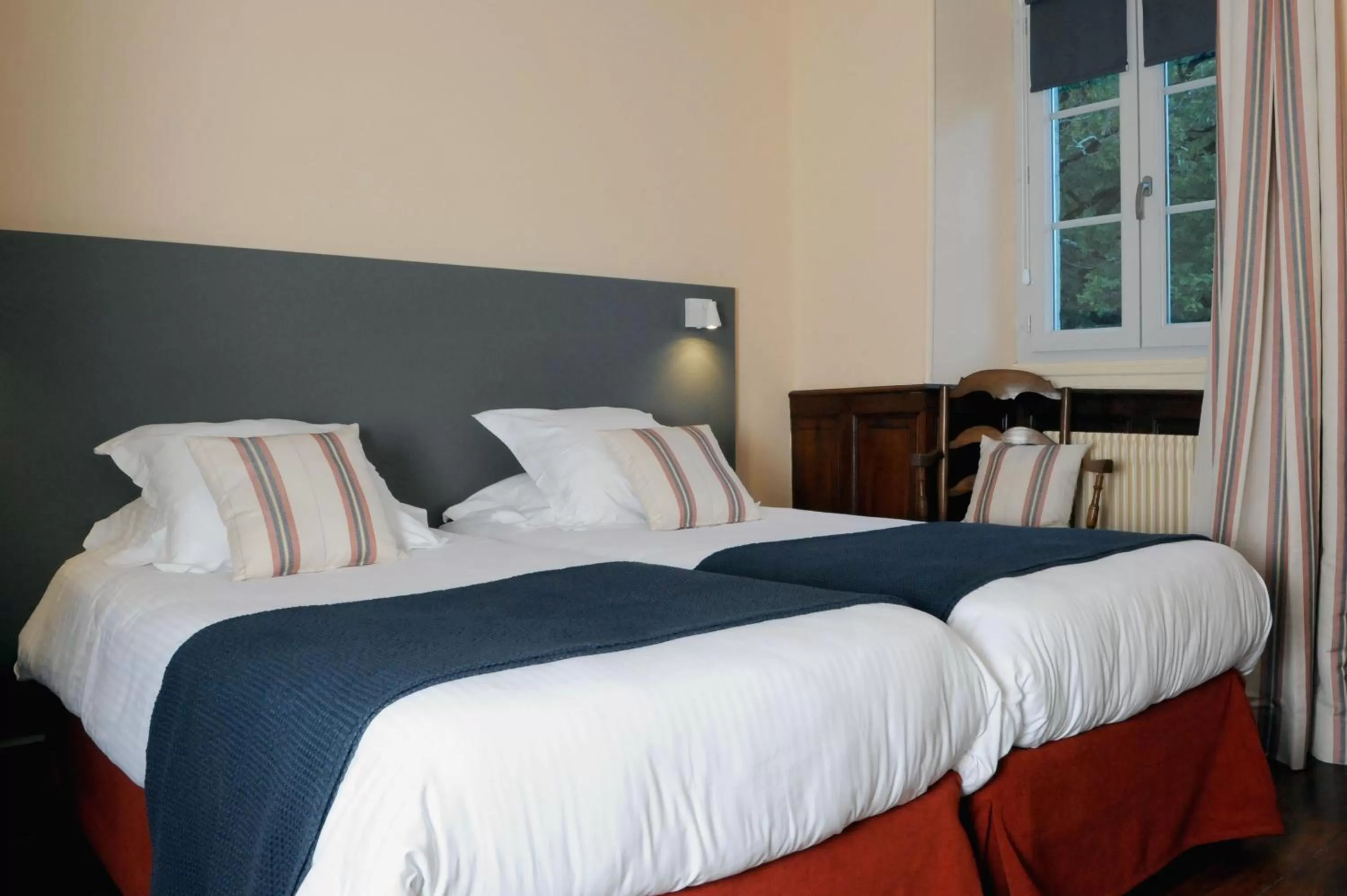 Bed in Logis Hôtel du Chêne