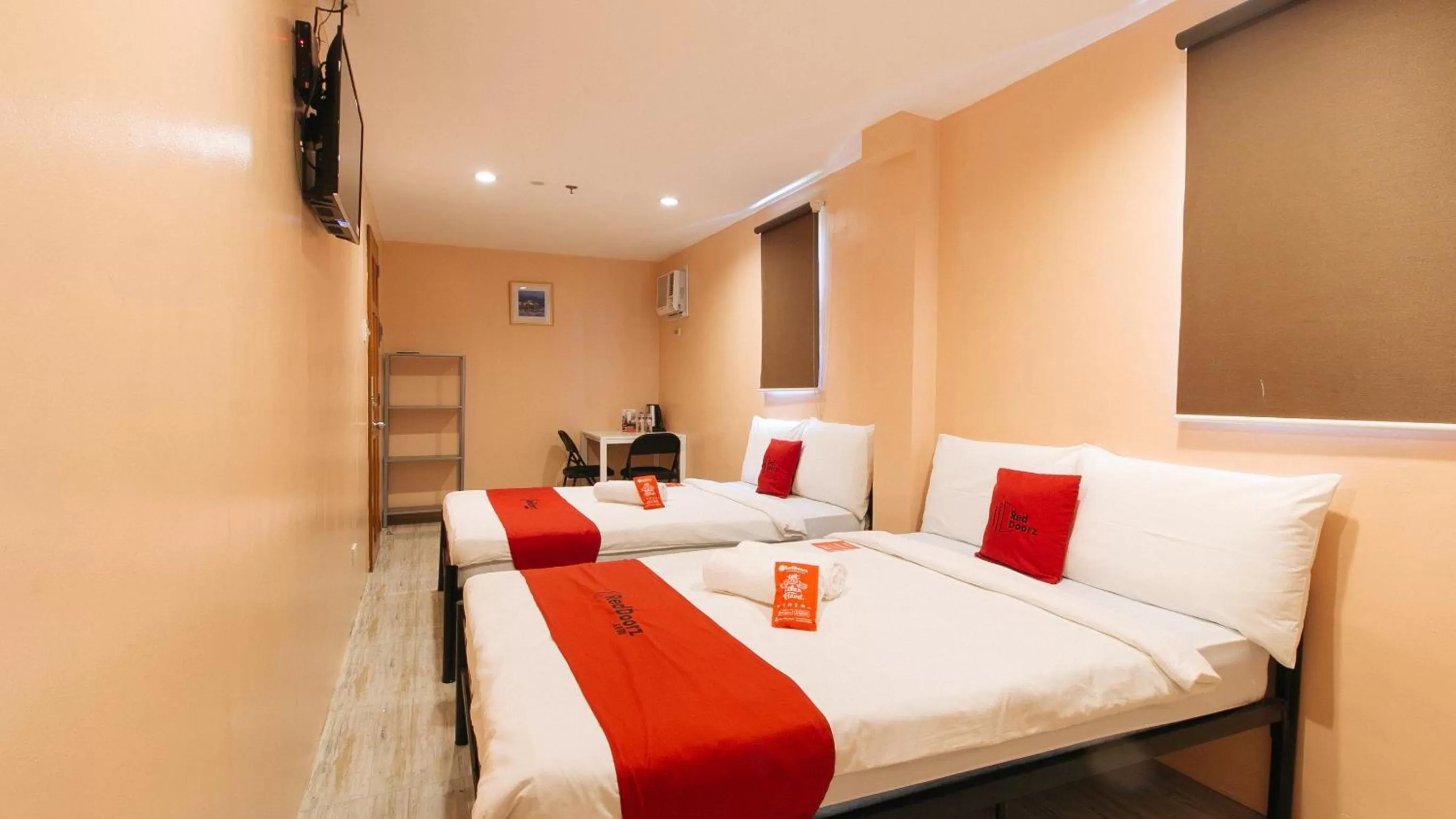 Bedroom, Bed in RedDoorz at Hotel Rosemarie