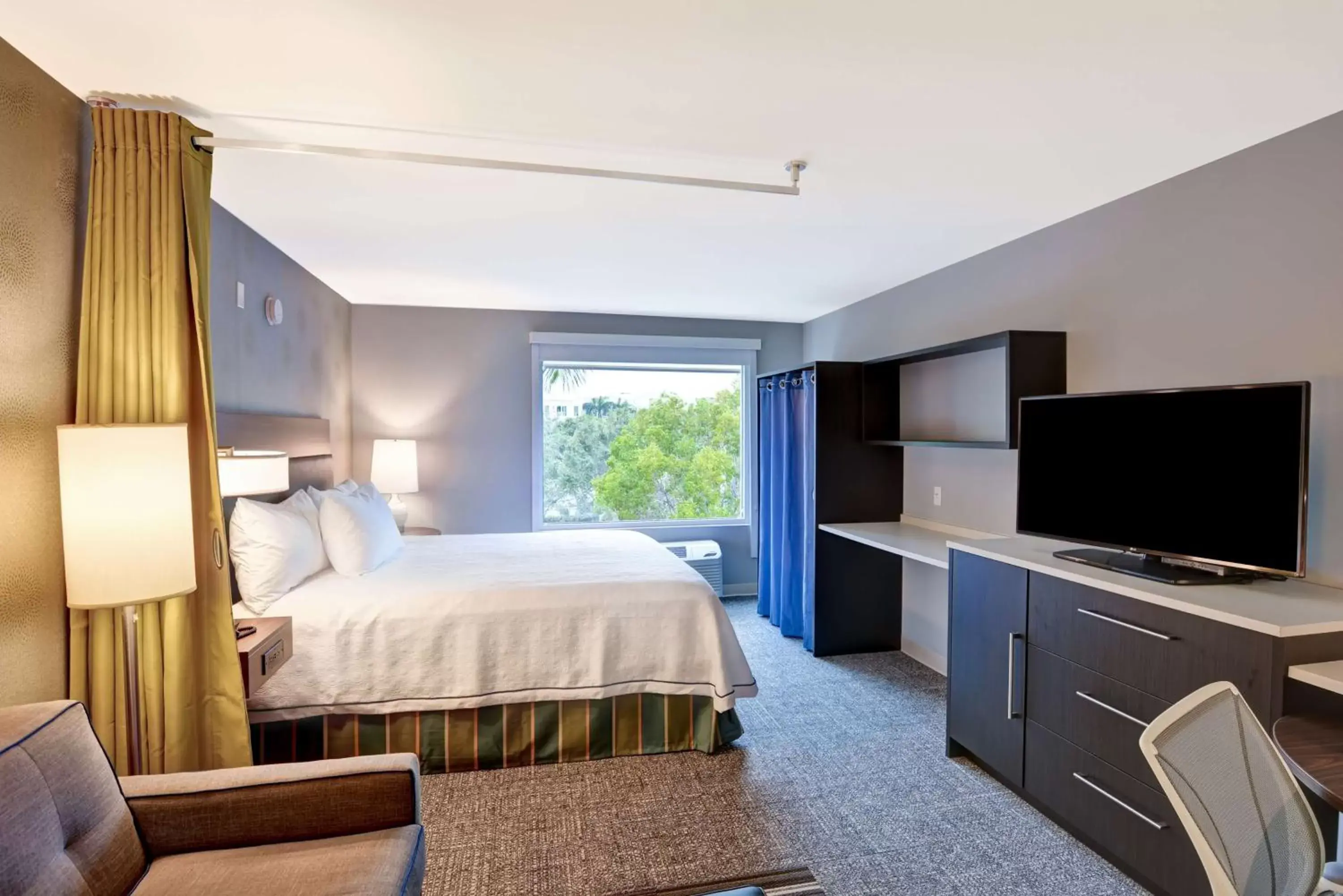 Bedroom, TV/Entertainment Center in Home2 Suites by Hilton Miramar Ft. Lauderdale