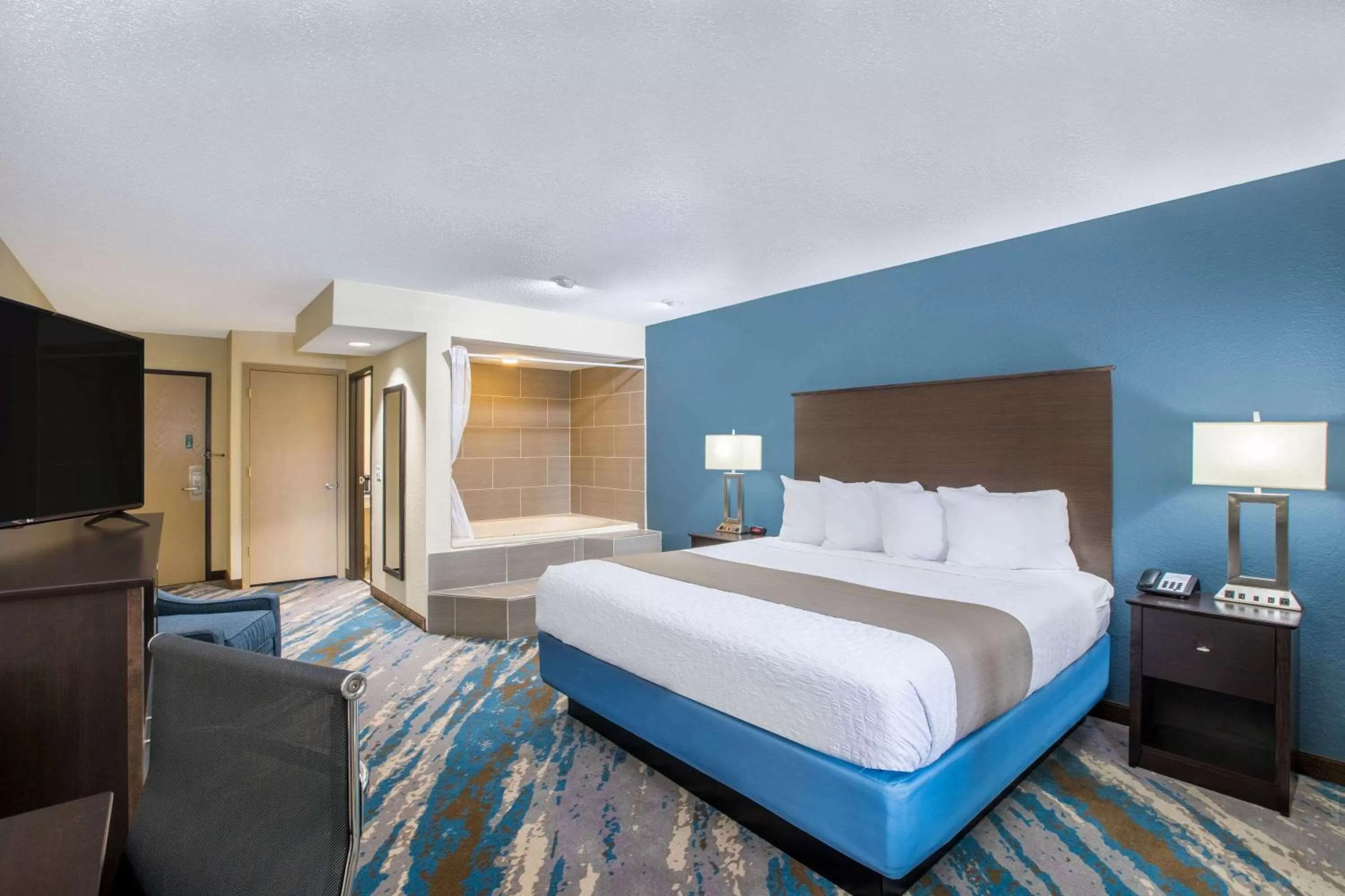 Photo of the whole room, Bed in AmericInn by Wyndham Prairie du Chien