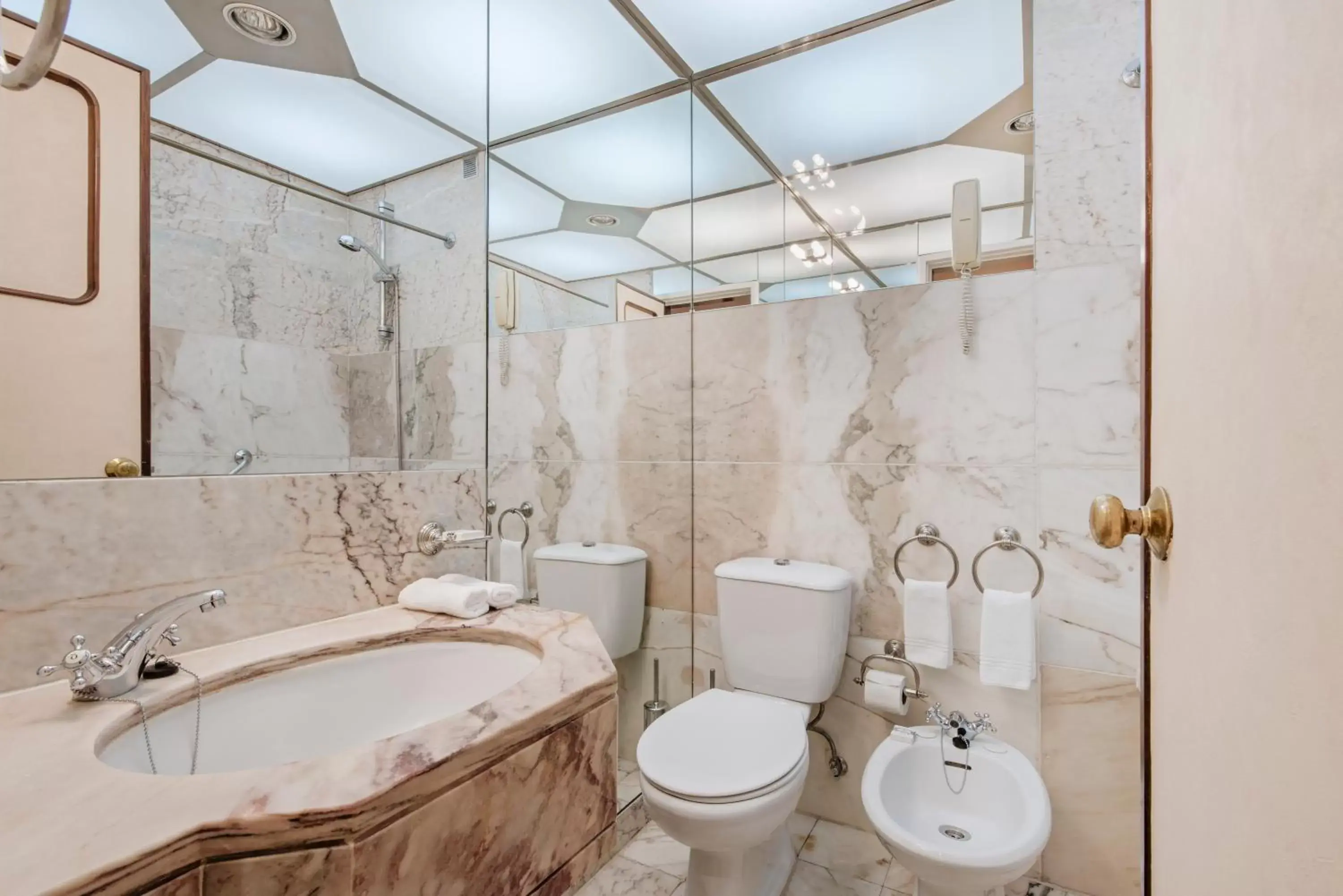 Bathroom in Hotel Lisboa Plaza - Lisbon Heritage Collection - Avenida