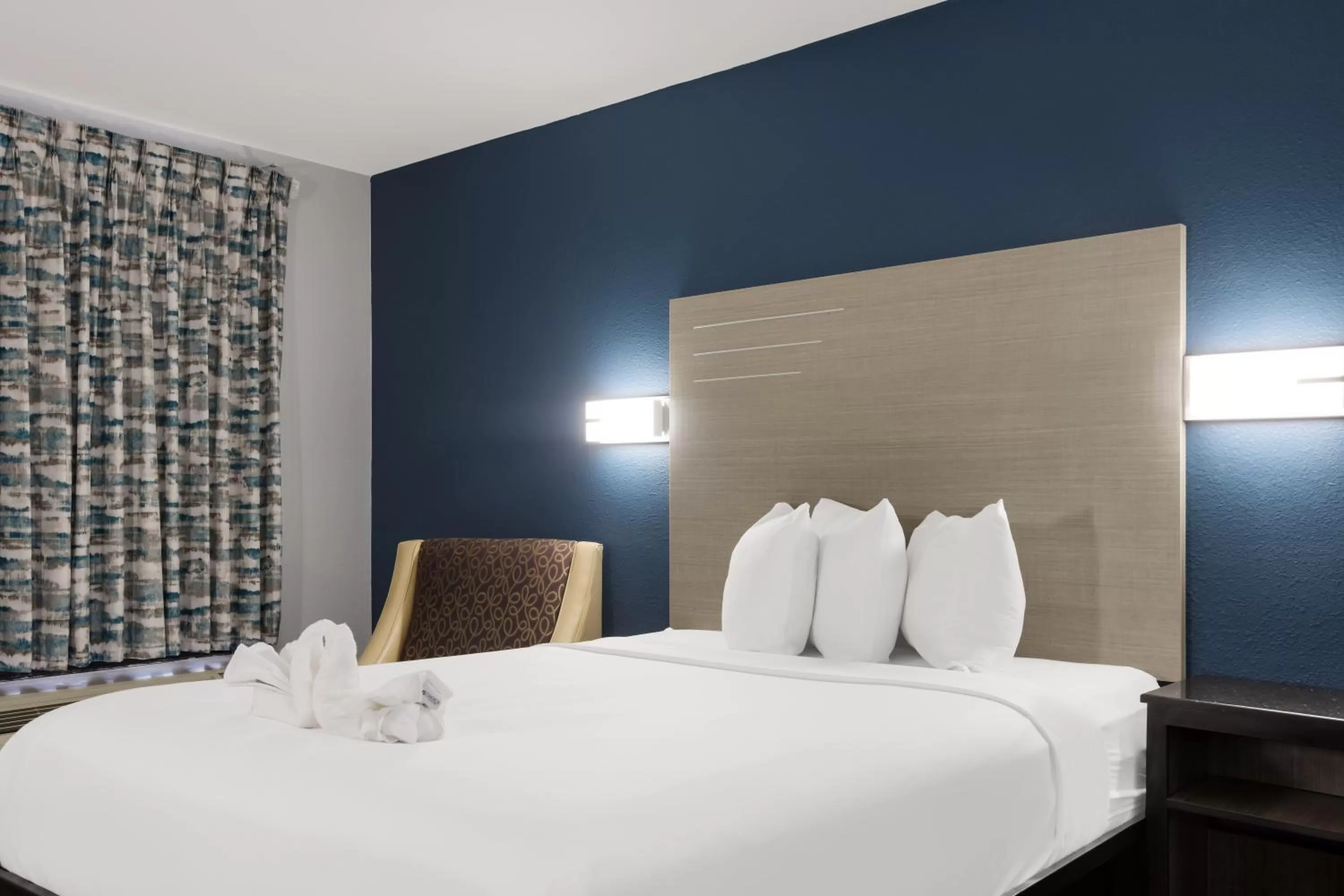 Bed in Suburban Studios Hinesville - Fort Stewart Area