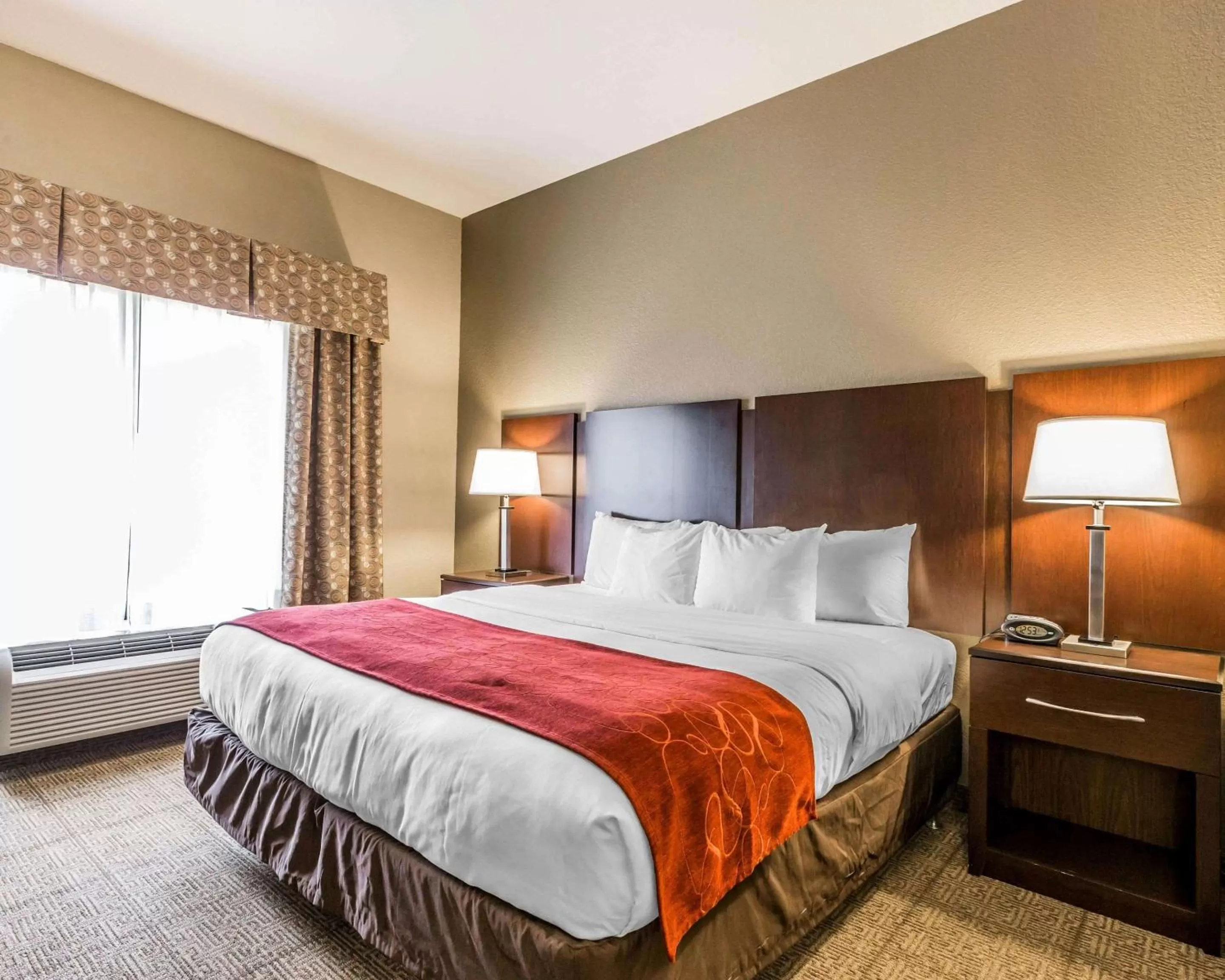 Photo of the whole room, Bed in Comfort Suites Commerce