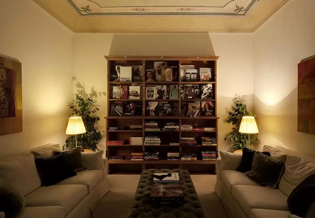 Communal lounge/ TV room, Seating Area in Hotel 500 Firenze