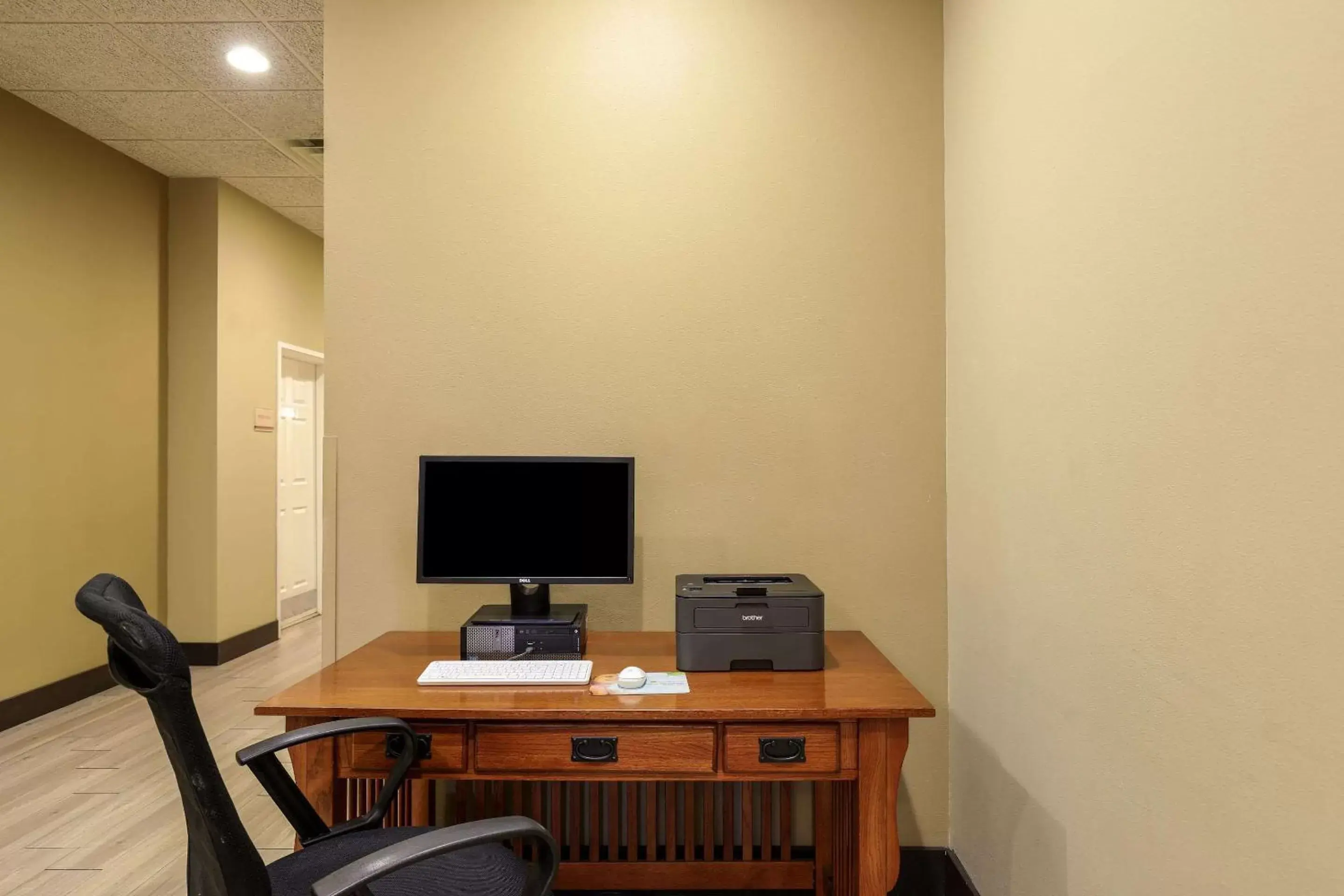 Business facilities, TV/Entertainment Center in MainStay Suites Fitchburg - Madison