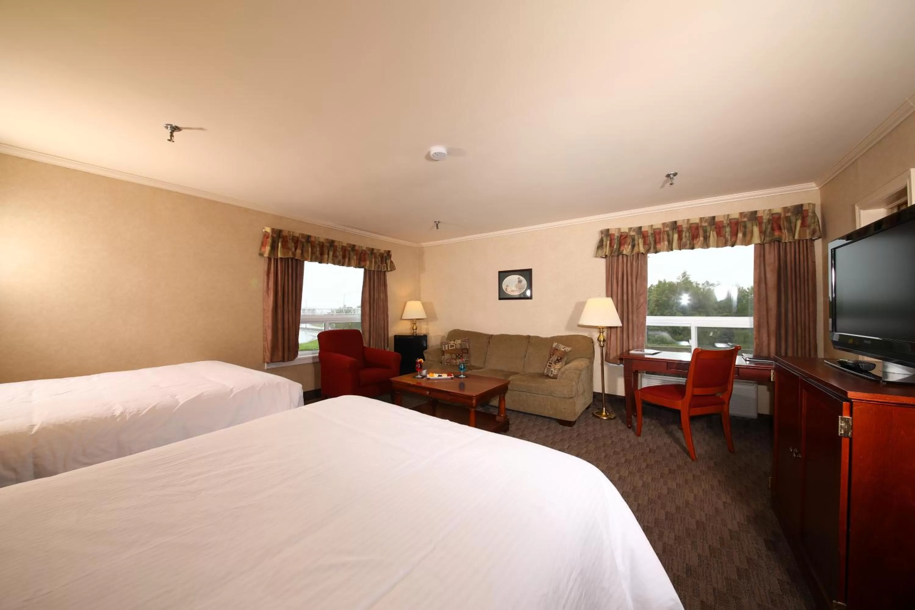 Bedroom, Bed in Mount Peyton Resort & Conference Centre